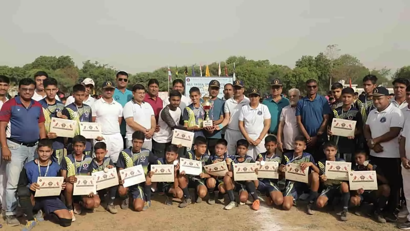 सैनिक स्कूल चित्तौड़गढ़ के मैदान पर ट्रॉफी और प्रमाणपत्र लिए विजेता टीम के खिलाड़ी और अतिथि। सैनिक स्कूल चित्तौड़गढ़ के मैदान पर ट्रॉफी और प्रमाणपत्र लिए विजेता टीम के खिलाड़ी और अतिथि।
