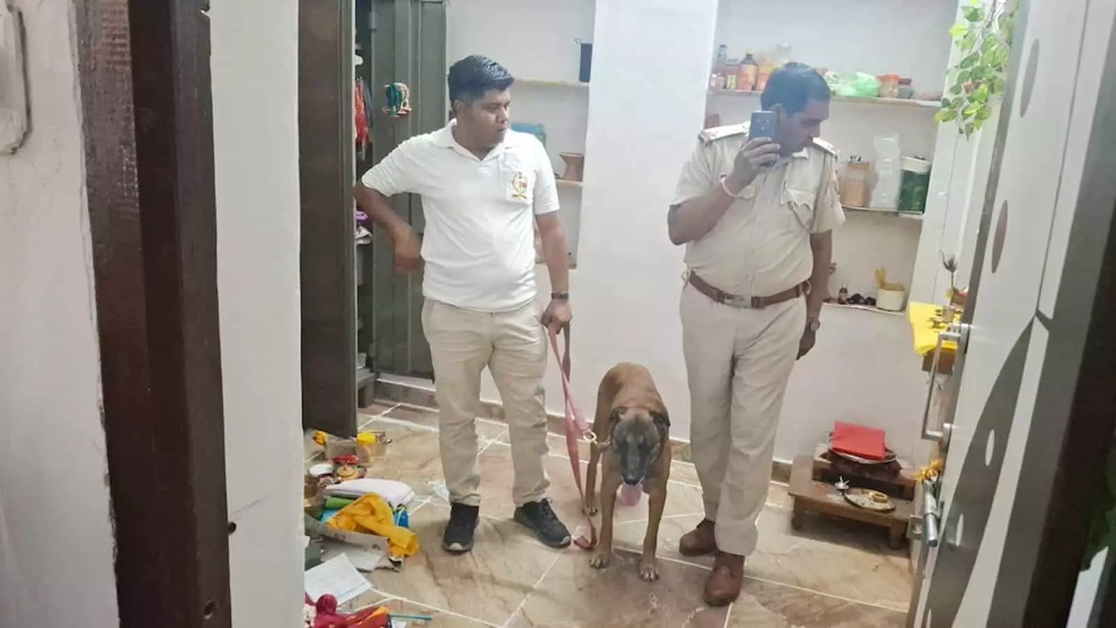 चित्तौड़गढ़ में चोरी के बाद डॉग स्क्वायड के साथ जांच करते पुलिस अधिकारी और डॉग हैंडलर। चित्तौड़गढ़ में चोरी के बाद डॉग स्क्वायड के साथ जांच करते पुलिस अधिकारी और डॉग हैंडलर।