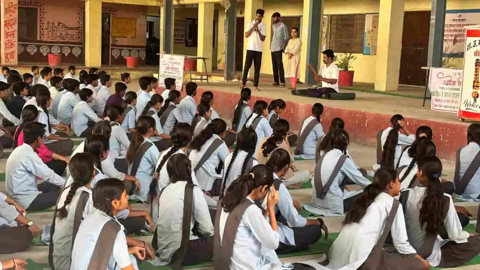 चित्तौड़गढ़ में स्कूल परिसर में आयोजित कृषि जागरूकता कार्यक्रम के दौरान उपस्थित अधिकारी और छात्र समूह।