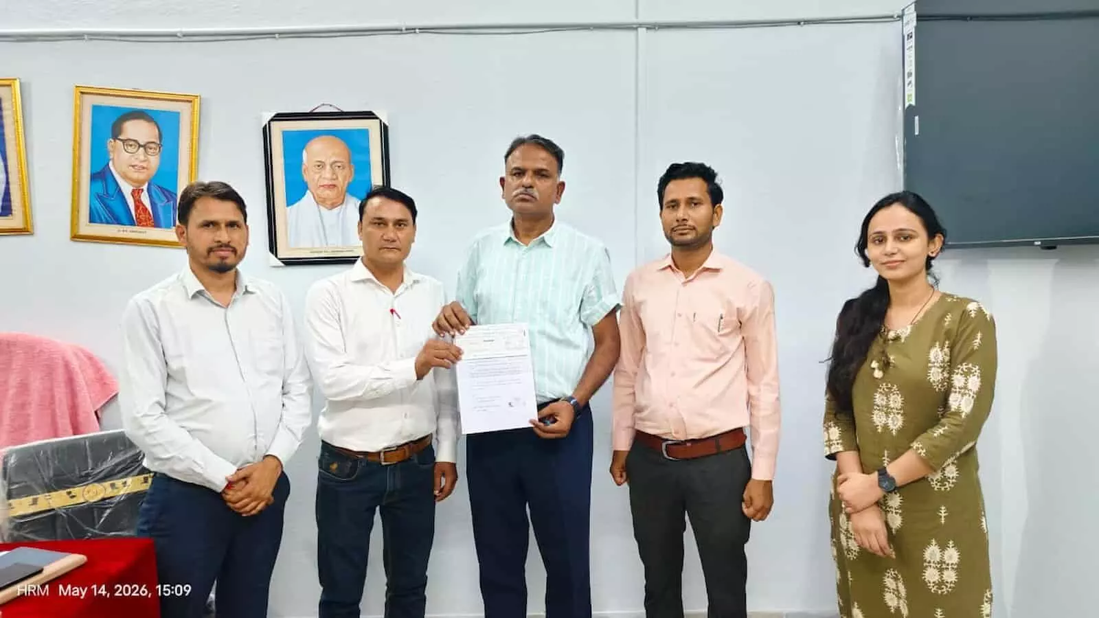 सवाई माधोपुर के शिवाड़ में विद्यालय स्टाफ एडीपीसी को स्कूल विकास राशि का चैक सौंपते हुए।