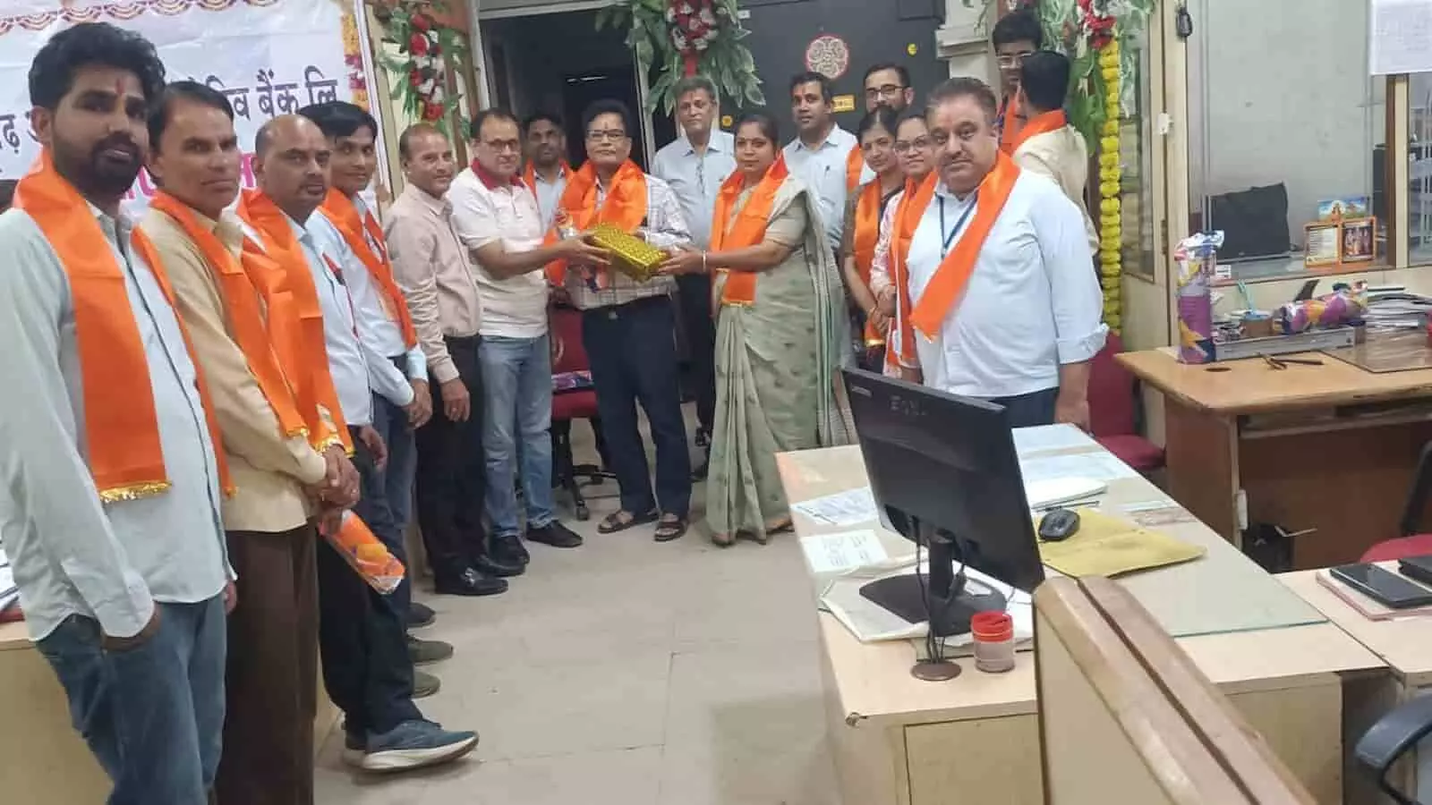चित्तौड़गढ़ अरबन को-ऑपरेटिव बैंक की शाखा में स्थापना दिवस पर आयोजित सम्मान समारोह का दृश्य।