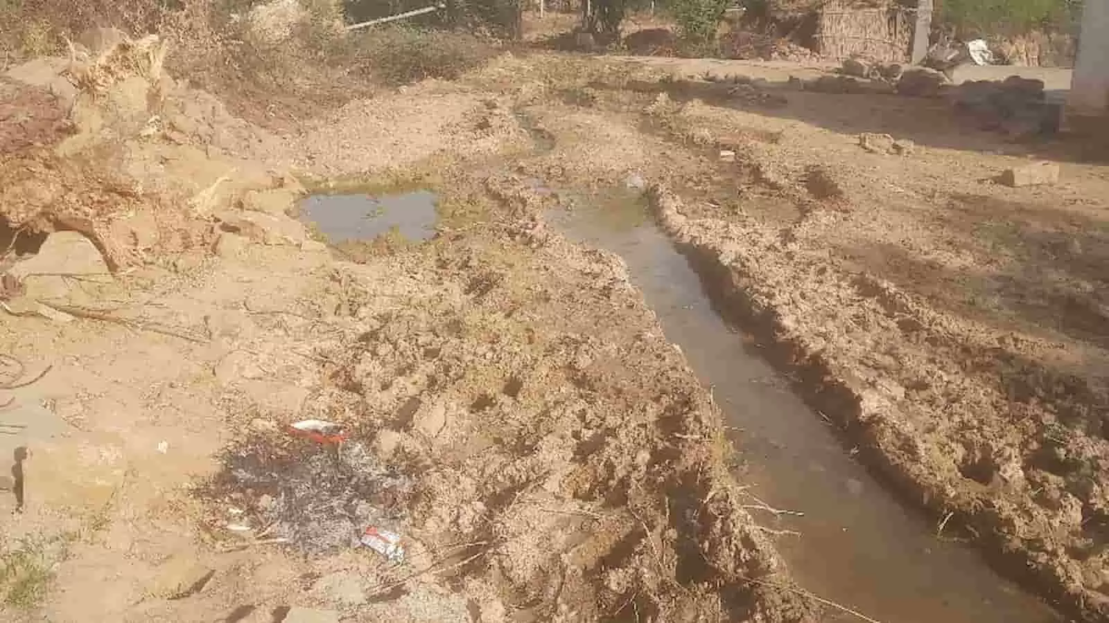 बरनाला में एकलव्य छात्रावास के पास कीचड़ और दलदल से भरा कच्चा रास्ता जिस पर पानी जमा है।