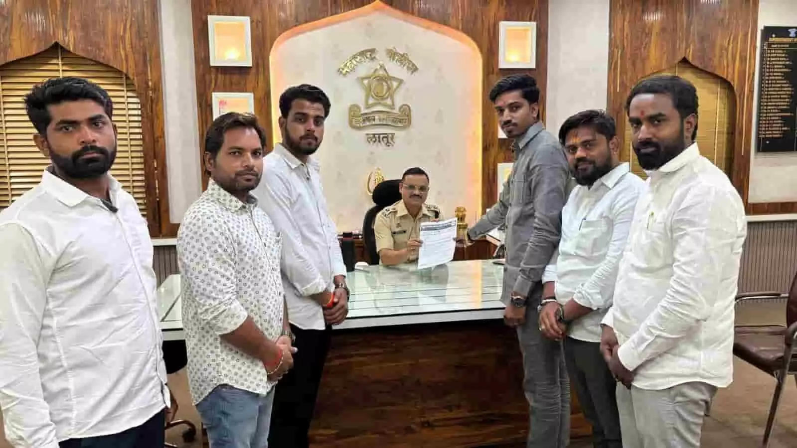 लातूर पुलिस अधीक्षक कार्यालय में भाजयुमो पदाधिकारी NEET पेपर लीक मामले में शिकायत पत्र देते हुए।
