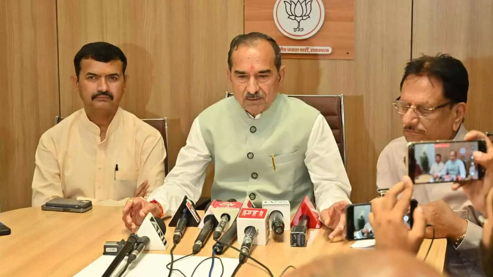 जयपुर में प्रेस वार्ता के दौरान भाजपा प्रदेश अध्यक्ष मदन राठौड़ भर्ती परीक्षाओं पर बयान देते हुए।