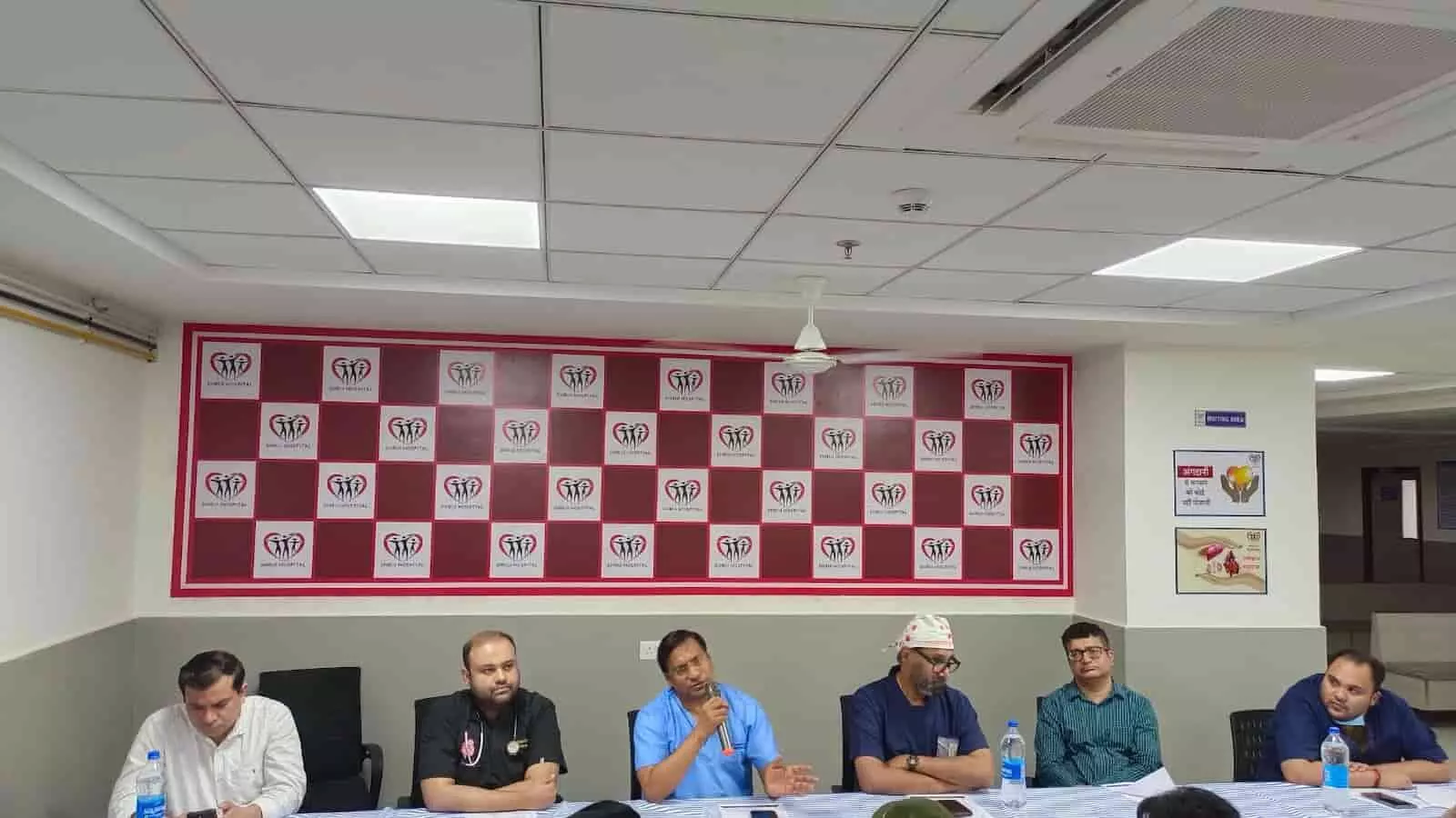 कोटा के श्रीजी हॉस्पिटल में प्रेस वार्ता के दौरान टेबल पर बैठे चिकित्सक और विशेषज्ञ। कोटा के श्रीजी हॉस्पिटल में प्रेस वार्ता के दौरान टेबल पर बैठे चिकित्सक और विशेषज्ञ।