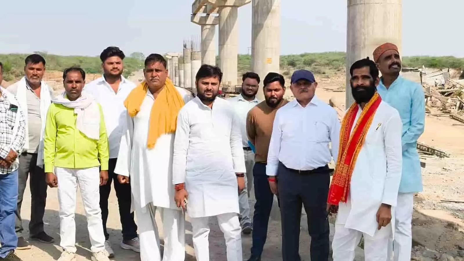 खिरियाघाट सेतु निर्माण स्थल पर अधिकारियों के साथ निरीक्षण करते हुए विधायक जवाहरलाल राजपूत और अन्य लोग। खिरियाघाट सेतु निर्माण स्थल पर अधिकारियों के साथ निरीक्षण करते हुए विधायक जवाहरलाल राजपूत और अन्य लोग।