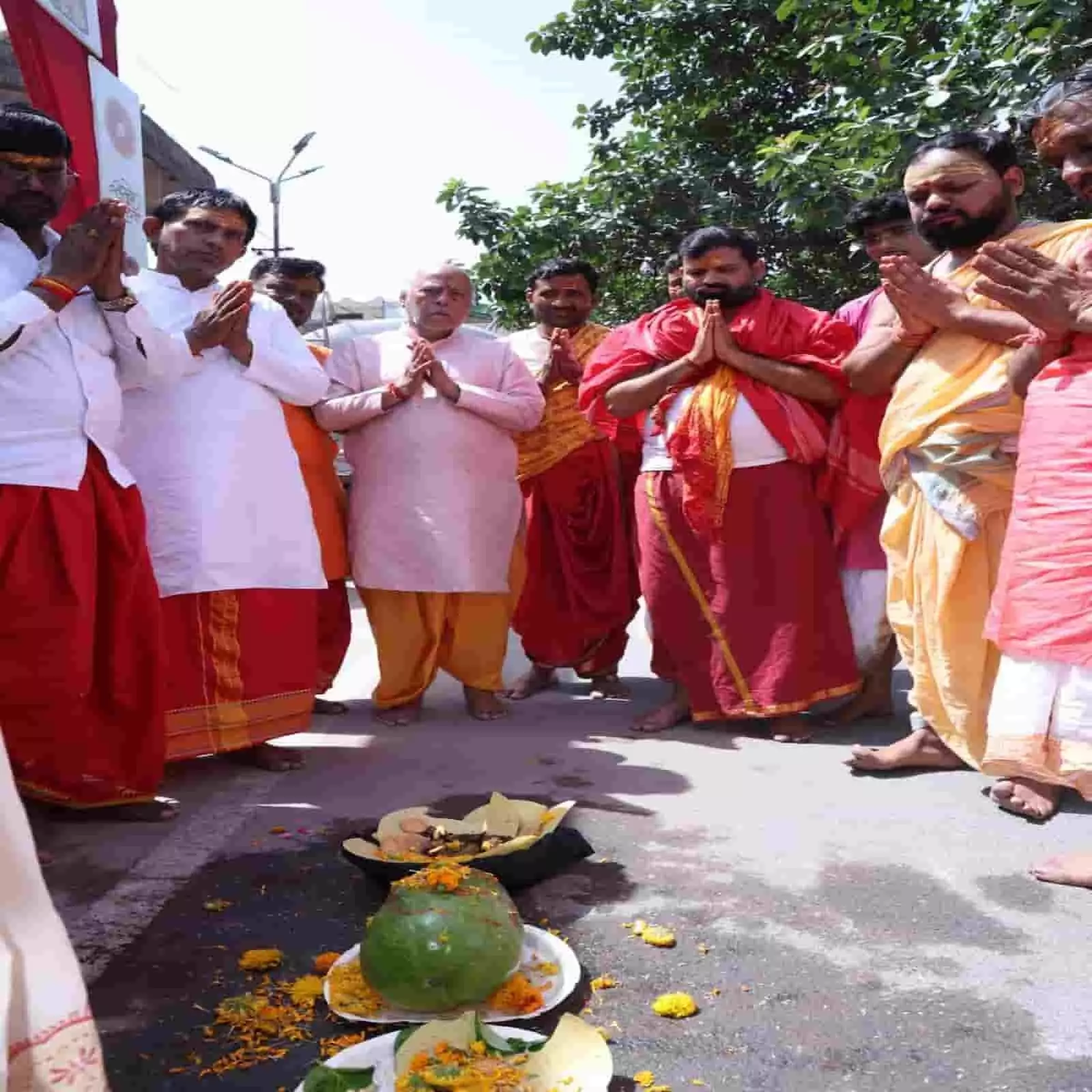 विज्ञान नगर कोटा के मंदिर में धार्मिक अनुष्ठान के दौरान पूजन सामग्री के साथ प्रार्थना करते श्रद्धालु और पंडित। विज्ञान नगर कोटा के मंदिर में धार्मिक अनुष्ठान के दौरान पूजन सामग्री के साथ प्रार्थना करते श्रद्धालु और पंडित।