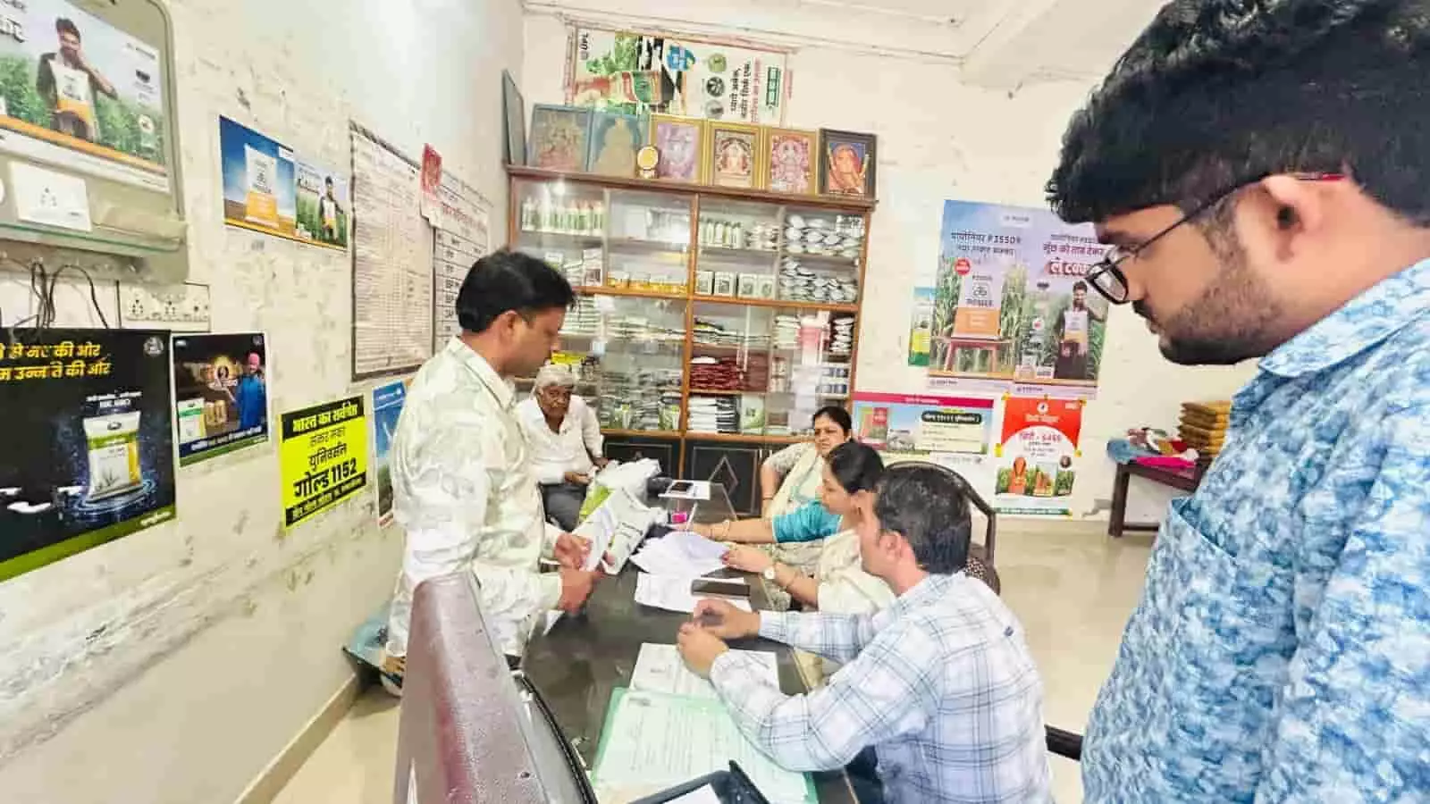 चित्तौड़गढ़ में कृषि विभाग के अधिकारी खाद की दुकान पर उर्वरक स्टॉक और दस्तावेजों की जांच करते हुए।