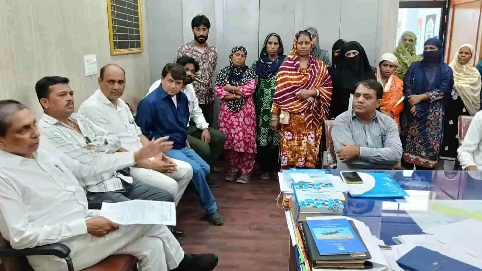 सलूंबर एडीएम कार्यालय में बिजली कटौती के विरुद्ध ज्ञापन सौंपते कांग्रेस कार्यकर्ता और महिलाएं।
