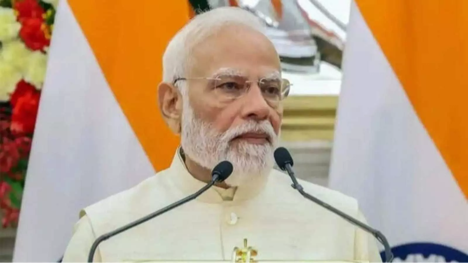 पोडियम पर खड़े होकर भाषण देते हुए प्रधानमंत्री नरेंद्र मोदी नई दिल्ली के आधिकारिक कार्यक्रम में। पोडियम पर खड़े होकर भाषण देते हुए प्रधानमंत्री नरेंद्र मोदी नई दिल्ली के आधिकारिक कार्यक्रम में।