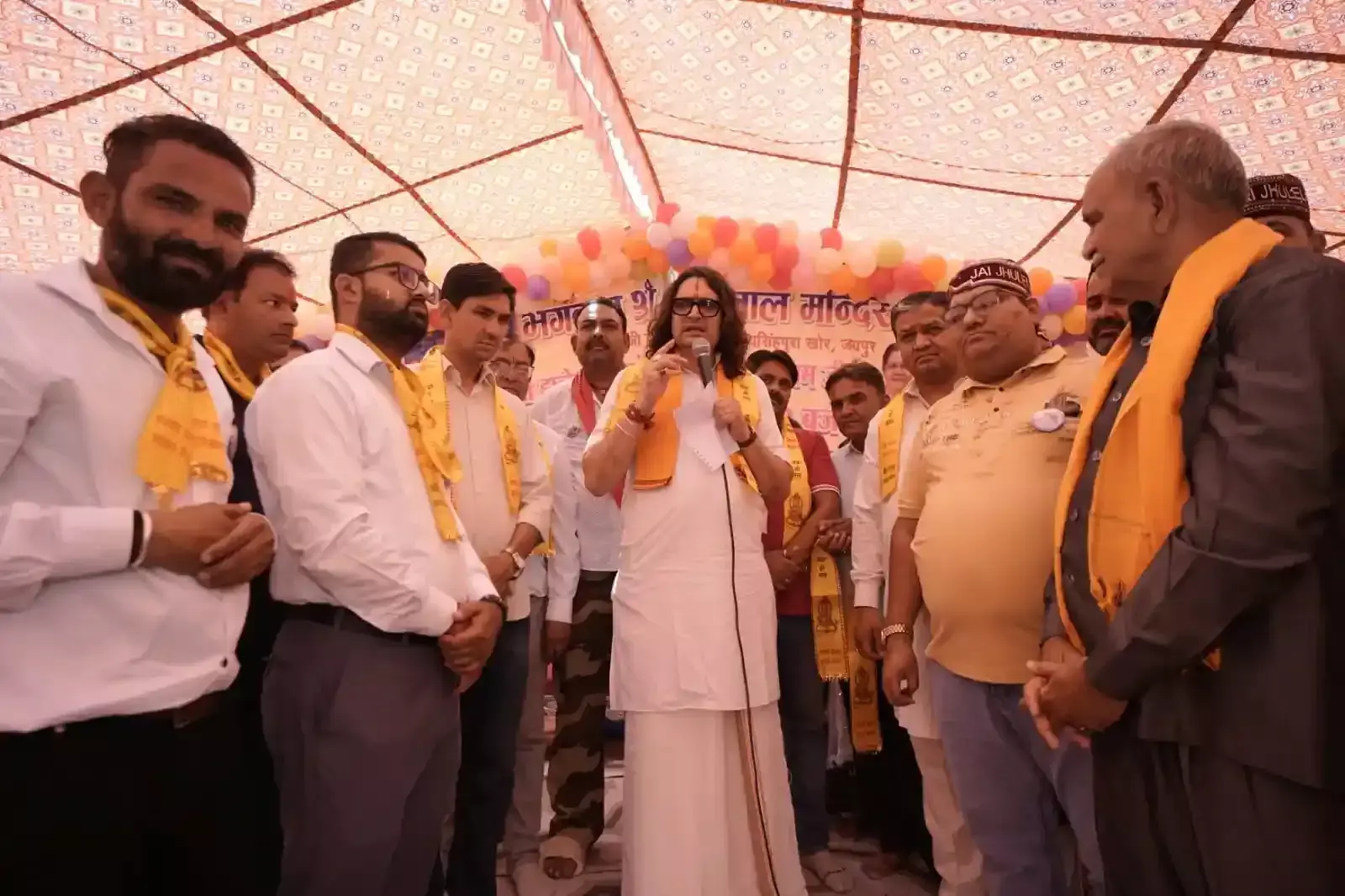 जयपुर के जयसिंहपुरा खोर मंदिर में भगवान श्री झूलेलाल की नवनिर्मित प्रतिमा के सम्मुख पूजा-अर्चना करते श्रद्धालु और संत गण जयपुर के जयसिंहपुरा खोर मंदिर में भगवान श्री झूलेलाल की नवनिर्मित प्रतिमा के सम्मुख पूजा-अर्चना करते श्रद्धालु और संत गण