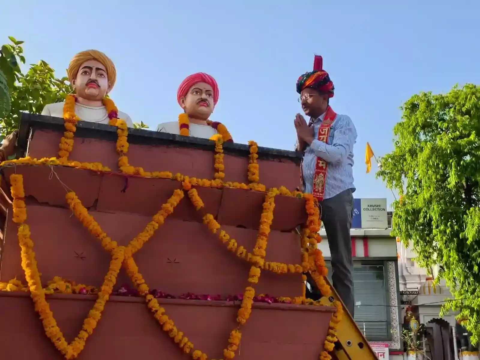 बेगूं के पुराने बस स्टैंड पर अमर शहीद रूपा जी और कृपा जी की मूर्तियों के अनावरण कार्यक्रम में पुष्पांजलि अर्पित करते विधायक डॉ. सुरेश धाकड़ और अन्य लोग।