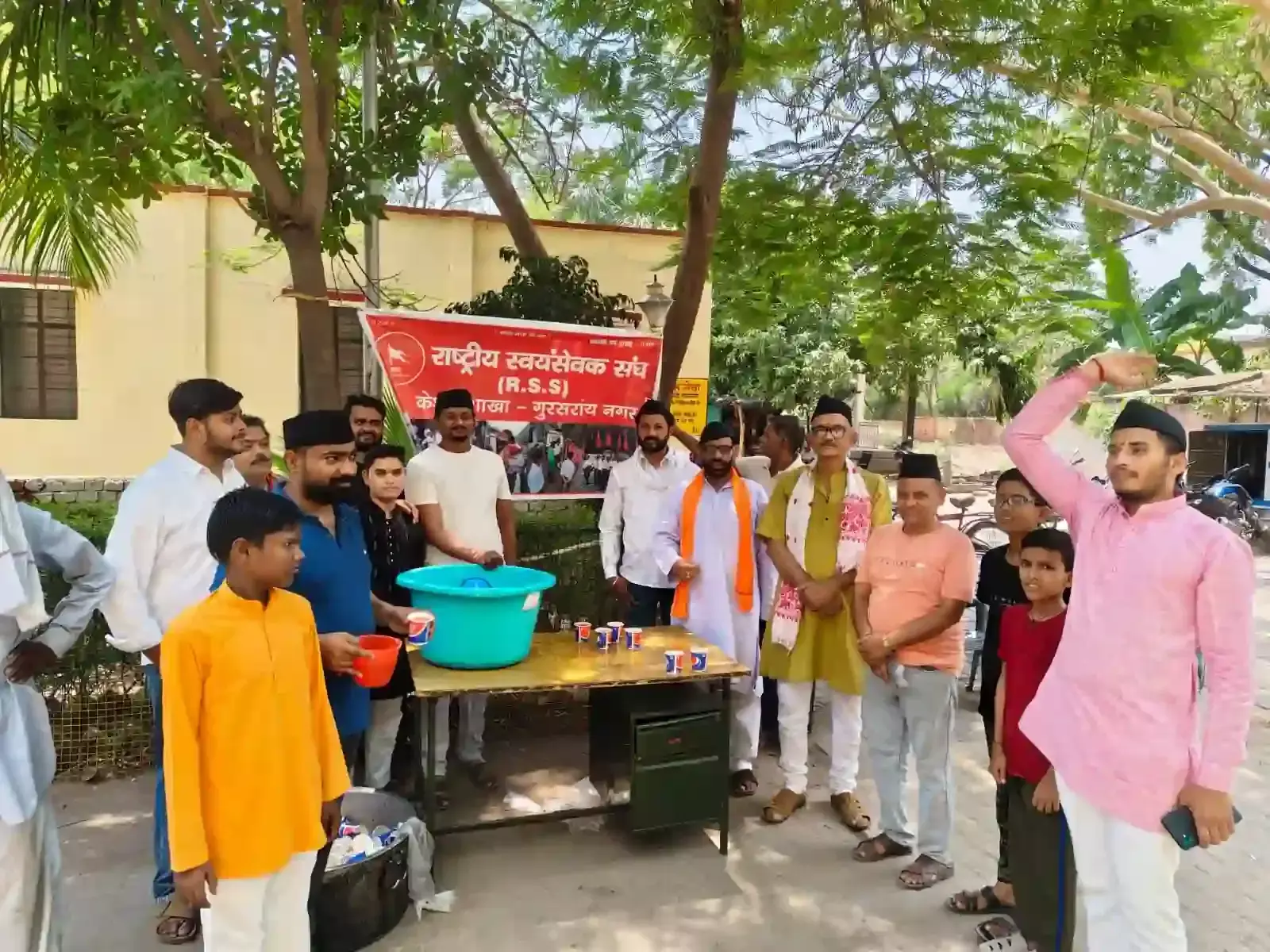 गुरसरांय के सामुदायिक स्वास्थ्य केंद्र में मरीजों को शरबत पिलाते राष्ट्रीय स्वयंसेवक संघ के कार्यकर्ता गुरसरांय के सामुदायिक स्वास्थ्य केंद्र में मरीजों को शरबत पिलाते राष्ट्रीय स्वयंसेवक संघ के कार्यकर्ता