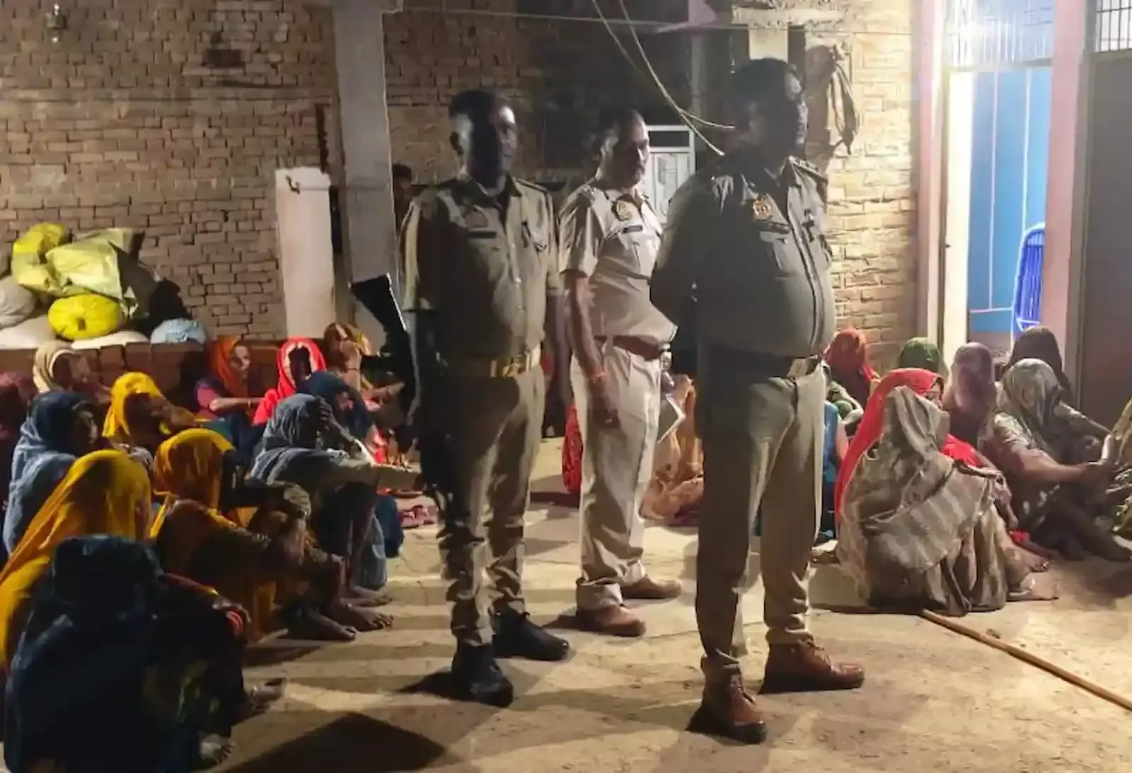 झांसी के इमिलिया स्टेट में विवाहिता की मौत के बाद पूंछ थाना पुलिस की गाड़ी और सुरक्षा बल संदर्भ में तैनात दिख रहे हैं। झांसी के इमिलिया स्टेट में विवाहिता की मौत के बाद पूंछ थाना पुलिस की गाड़ी और सुरक्षा बल संदर्भ में तैनात दिख रहे हैं।