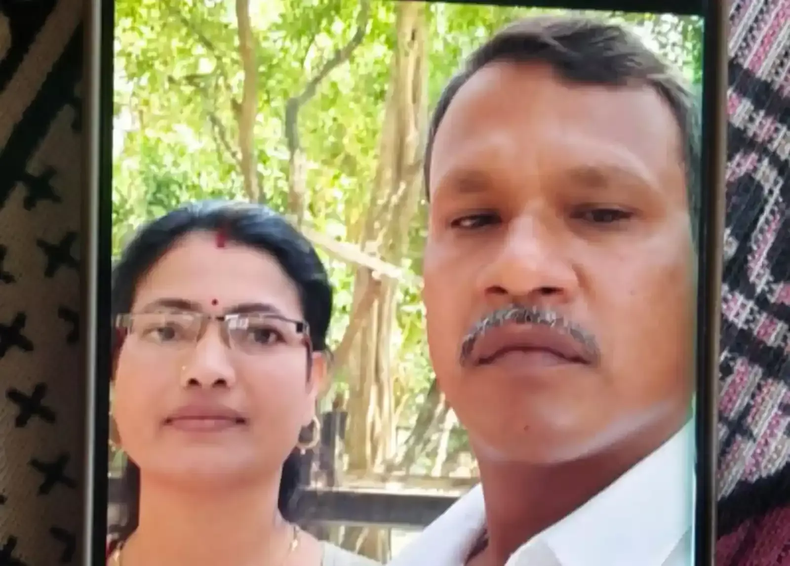 शिरपुर के मांडल शिवार में पुलिस टीम दोहरे हत्याकांड मामले की जांच करते हुए। शिरपुर के मांडल शिवार में पुलिस टीम दोहरे हत्याकांड मामले की जांच करते हुए।