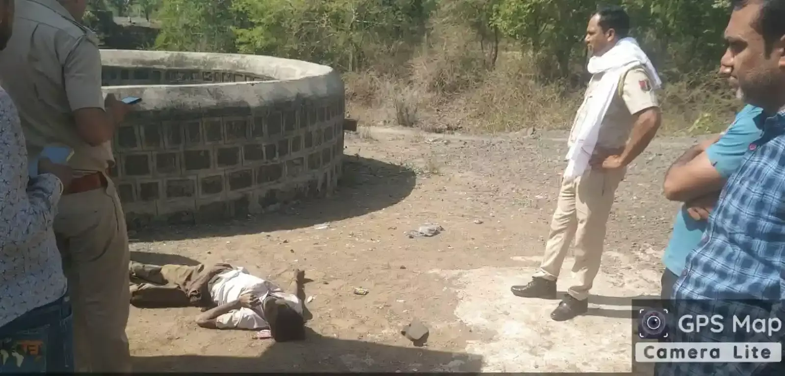 झालावाड़ के बिंदा टोल नाके के पास कुएं के समीप पुलिस अधिकारी मृतक युवक के शव की जांच करते हुए झालावाड़ के बिंदा टोल नाके के पास कुएं के समीप पुलिस अधिकारी मृतक युवक के शव की जांच करते हुए