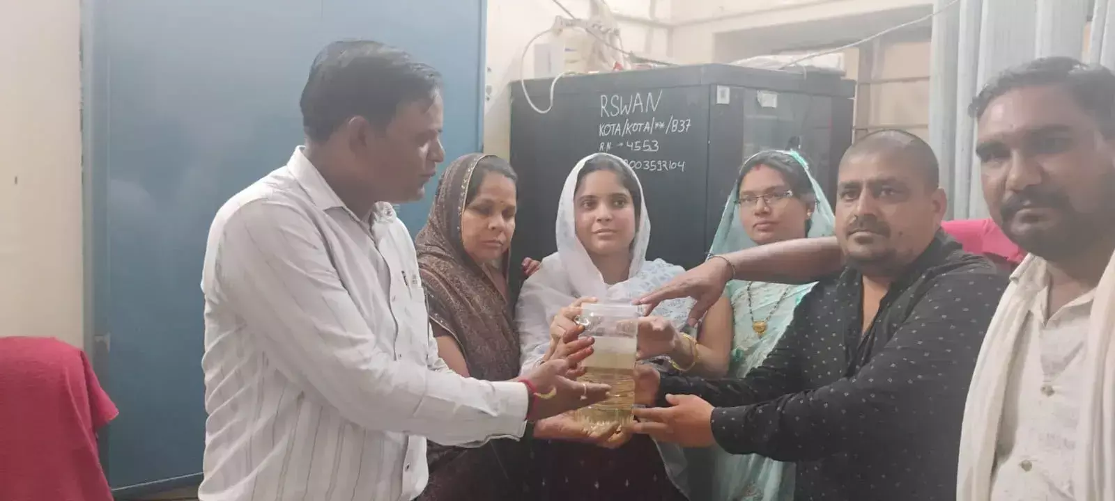 कोटा जलदाय विभाग कार्यालय में खाली मटके रखकर विरोध प्रदर्शन करते कांग्रेस कार्यकर्ता और स्थानीय नागरिक। कोटा जलदाय विभाग कार्यालय में खाली मटके रखकर विरोध प्रदर्शन करते कांग्रेस कार्यकर्ता और स्थानीय नागरिक।