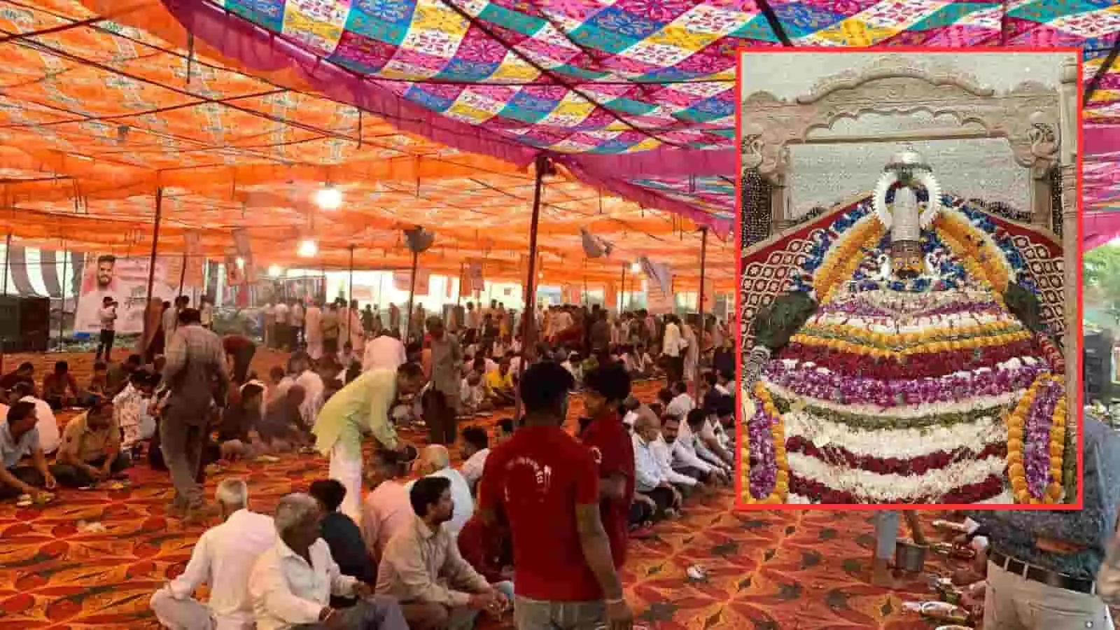 खाटू श्याम मंदिर परिसर के टेंट में जमीन पर बैठकर प्रसादी ग्रहण करते श्रद्धालु और बाबा श्याम का विग्रह। खाटू श्याम मंदिर परिसर के टेंट में जमीन पर बैठकर प्रसादी ग्रहण करते श्रद्धालु और बाबा श्याम का विग्रह।