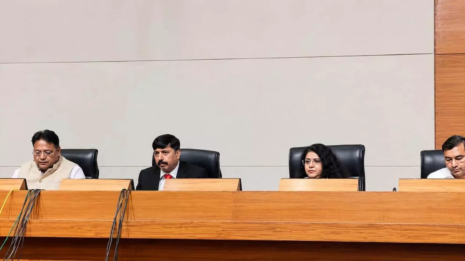 अहमदाबाद में प्रशासनिक बैठक के दौरान मंच पर बैठे हुए चार अधिकारी विस्तृत चर्चा करते हुए। अहमदाबाद में प्रशासनिक बैठक के दौरान मंच पर बैठे हुए चार अधिकारी विस्तृत चर्चा करते हुए।