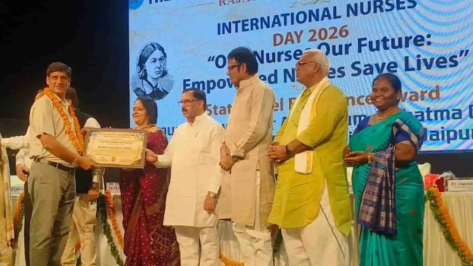 अंतरराष्ट्रीय नर्सेज दिवस पर जयपुर में हेमेंद्र कुमार पाण्डेय को एक्सीलेंस अवार्ड प्रदान करते हुए अतिथि। अंतरराष्ट्रीय नर्सेज दिवस पर जयपुर में हेमेंद्र कुमार पाण्डेय को एक्सीलेंस अवार्ड प्रदान करते हुए अतिथि।