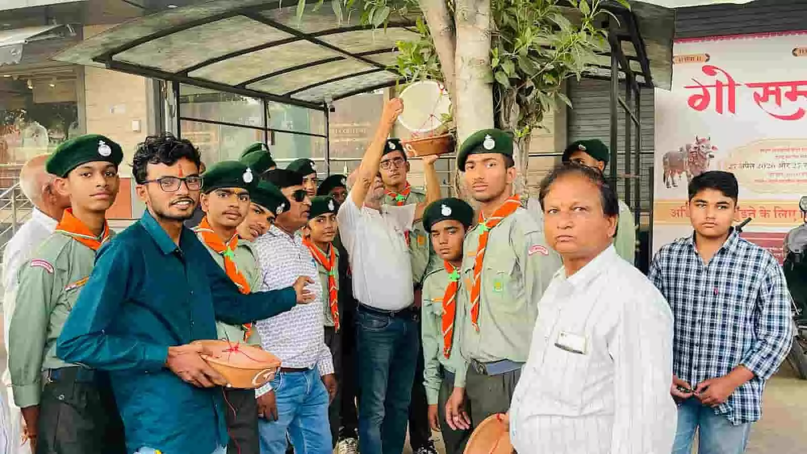 विधायक अशोक कोठारी और स्काउट छात्र भीलवाड़ा में पेड़ पर परिंडे बांधते हुए। विधायक अशोक कोठारी और स्काउट छात्र भीलवाड़ा में पेड़ पर परिंडे बांधते हुए।