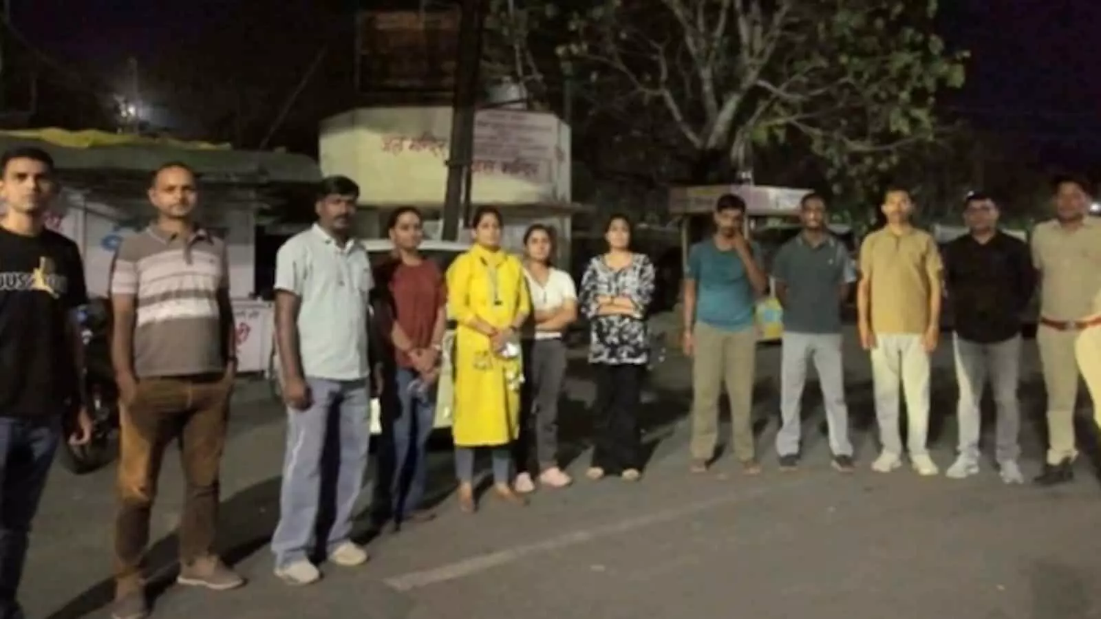 भीलवाड़ा में पुलिस टीम के साथ खड़े गिरफ्तार आरोपी महिला सुरक्षा संकल्प अभियान के दौरान। भीलवाड़ा में पुलिस टीम के साथ खड़े गिरफ्तार आरोपी महिला सुरक्षा संकल्प अभियान के दौरान।