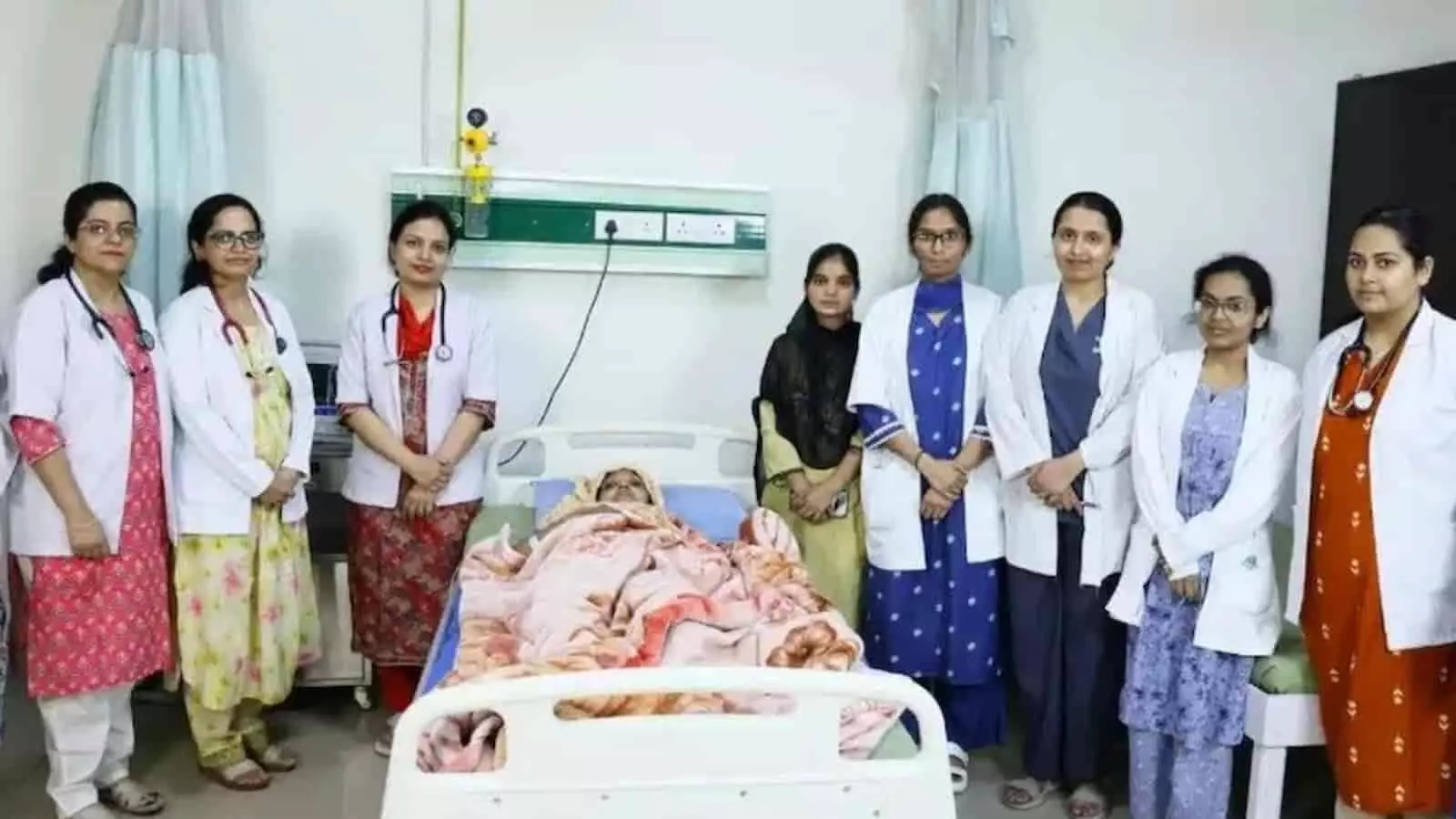 मुरादाबाद के टीएमयू अस्पताल में डॉक्टरों की टीम के साथ बेड पर लेटी महिला अमीना।
