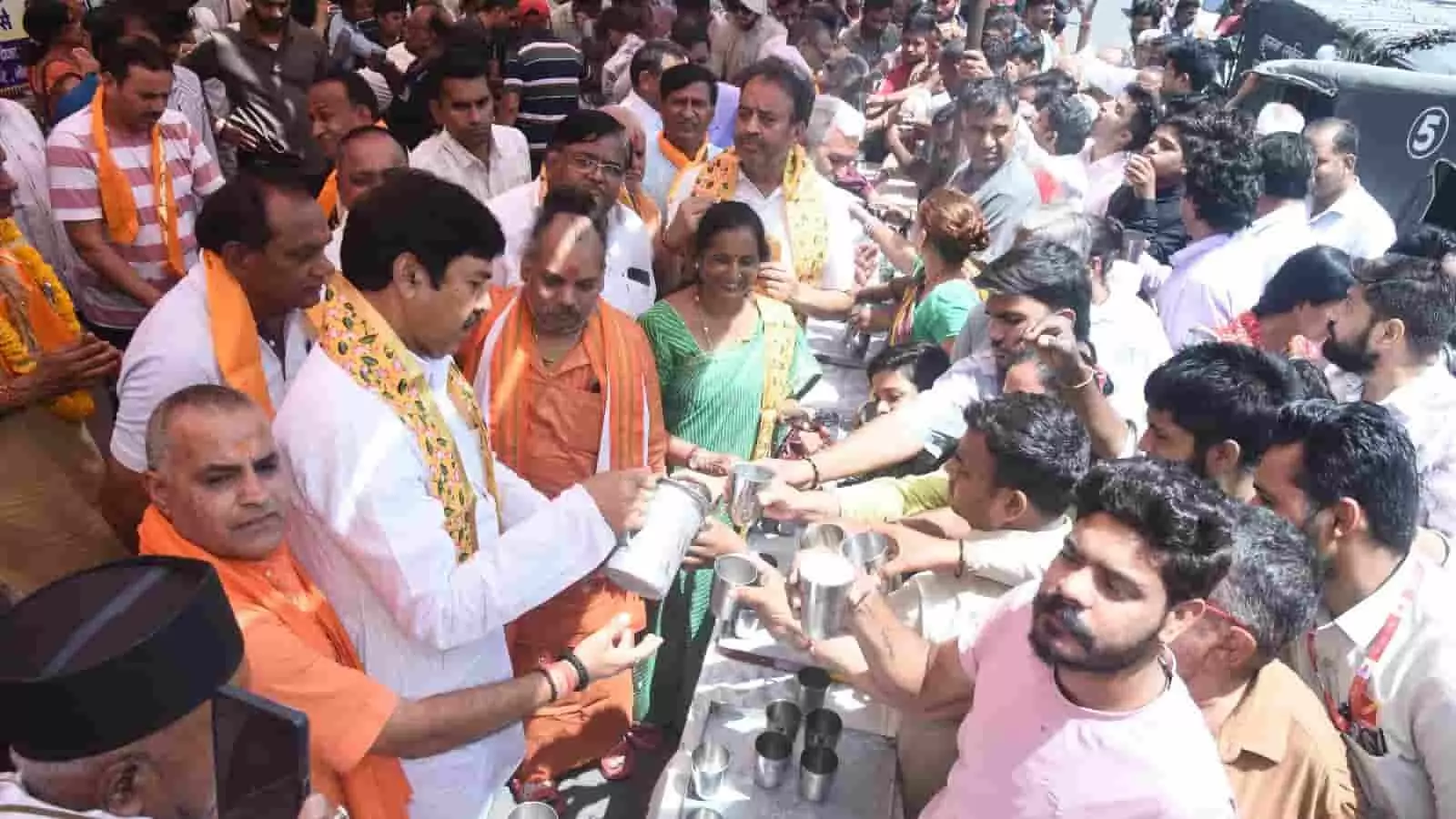 भीलवाड़ा के संकटमोचन हनुमान मंदिर के बाहर पूर्व मंत्री युनूस खान और श्रद्धालु राहगीरों को शीतल छाछ पिलाते हुए। भीलवाड़ा के संकटमोचन हनुमान मंदिर के बाहर पूर्व मंत्री युनूस खान और श्रद्धालु राहगीरों को शीतल छाछ पिलाते हुए।