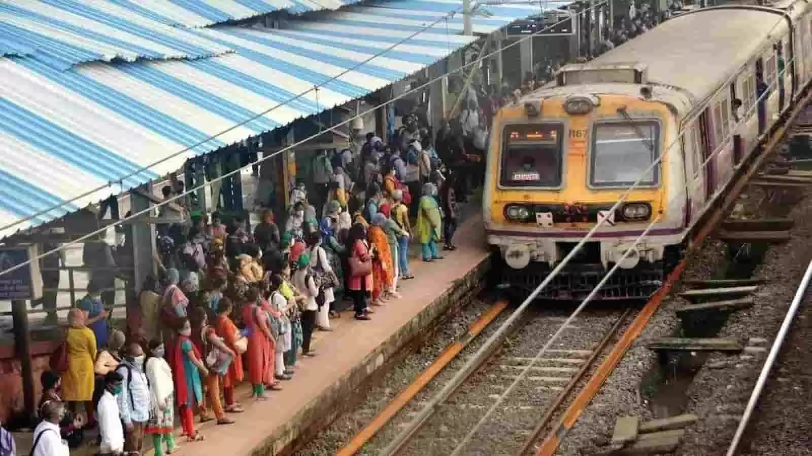 रेलवे स्टेशन के प्लेटफॉर्म पर लोकल ट्रेन के आने का इंतजार करते यात्री और खड़ी ट्रेन। रेलवे स्टेशन के प्लेटफॉर्म पर लोकल ट्रेन के आने का इंतजार करते यात्री और खड़ी ट्रेन।