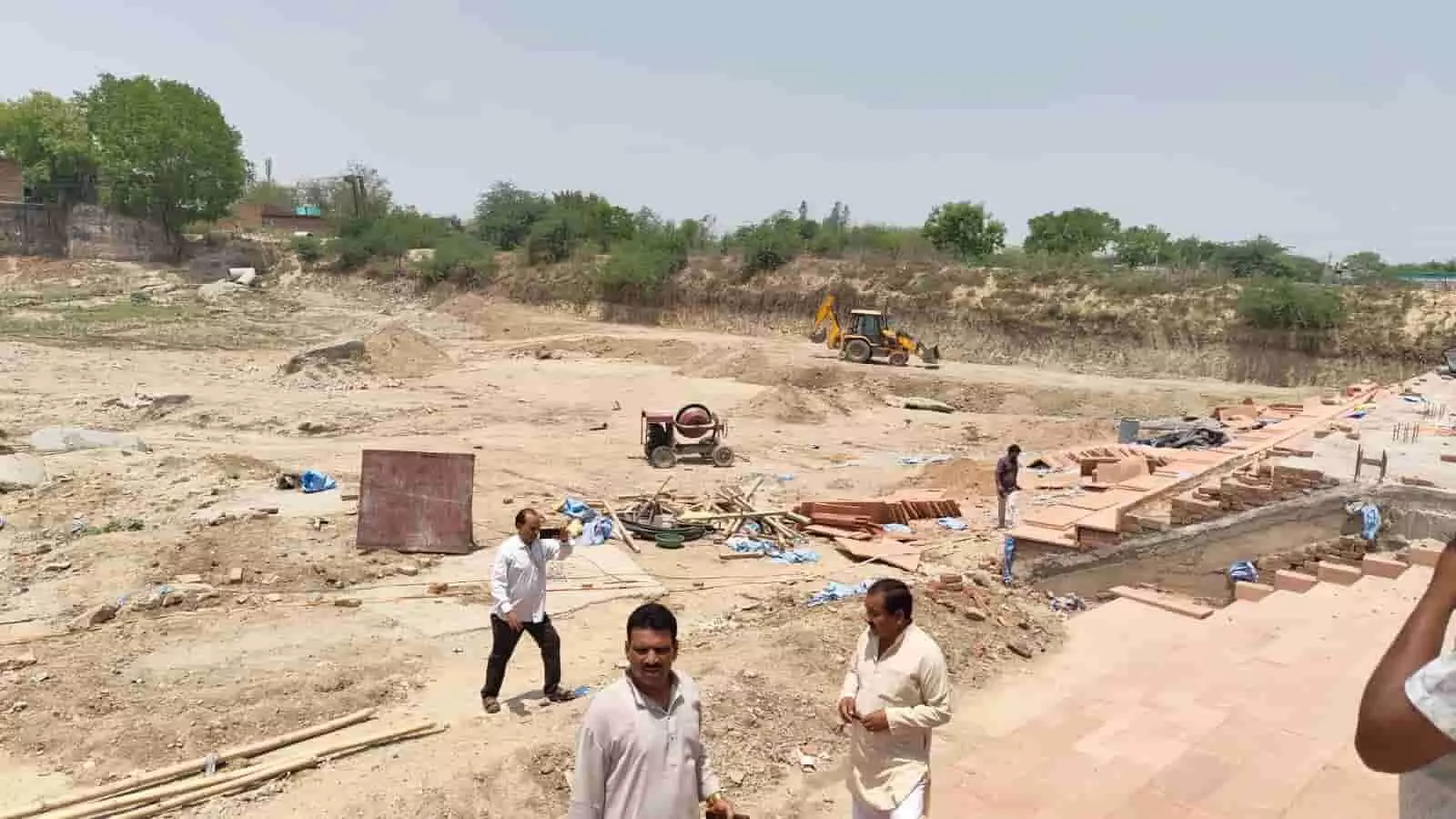 गुरसरांय में बड़ी माता मंदिर तालाब के पास निर्माण कार्य का जायजा लेते नगर पालिका अध्यक्ष। गुरसरांय में बड़ी माता मंदिर तालाब के पास निर्माण कार्य का जायजा लेते नगर पालिका अध्यक्ष।