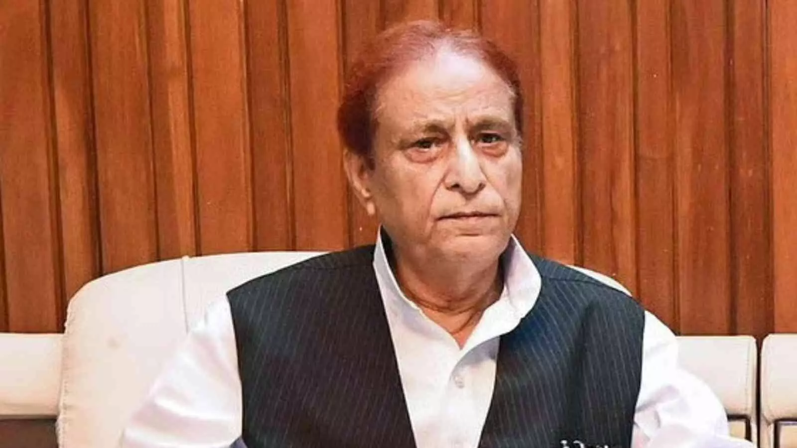 सफेद कुर्ता और काली वास्कट पहने हुए समाजवादी पार्टी नेता आजम खान रामपुर में बैठे हुए। सफेद कुर्ता और काली वास्कट पहने हुए समाजवादी पार्टी नेता आजम खान रामपुर में बैठे हुए।