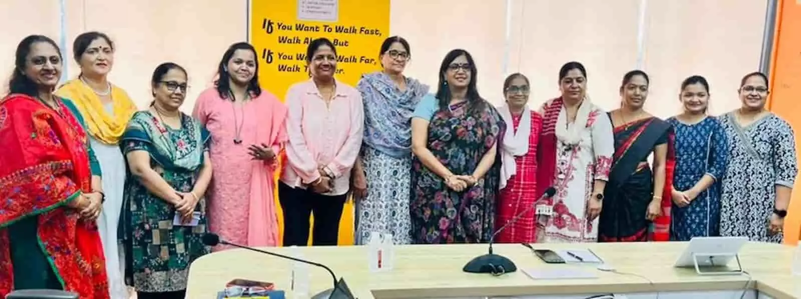मुंबई सेंट्रल रेलवे स्टेशन पर EASE टीम की महिला सदस्य सशक्तिकरण पहल के शुभारंभ के दौरान खड़ी हैं। मुंबई सेंट्रल रेलवे स्टेशन पर EASE टीम की महिला सदस्य सशक्तिकरण पहल के शुभारंभ के दौरान खड़ी हैं।