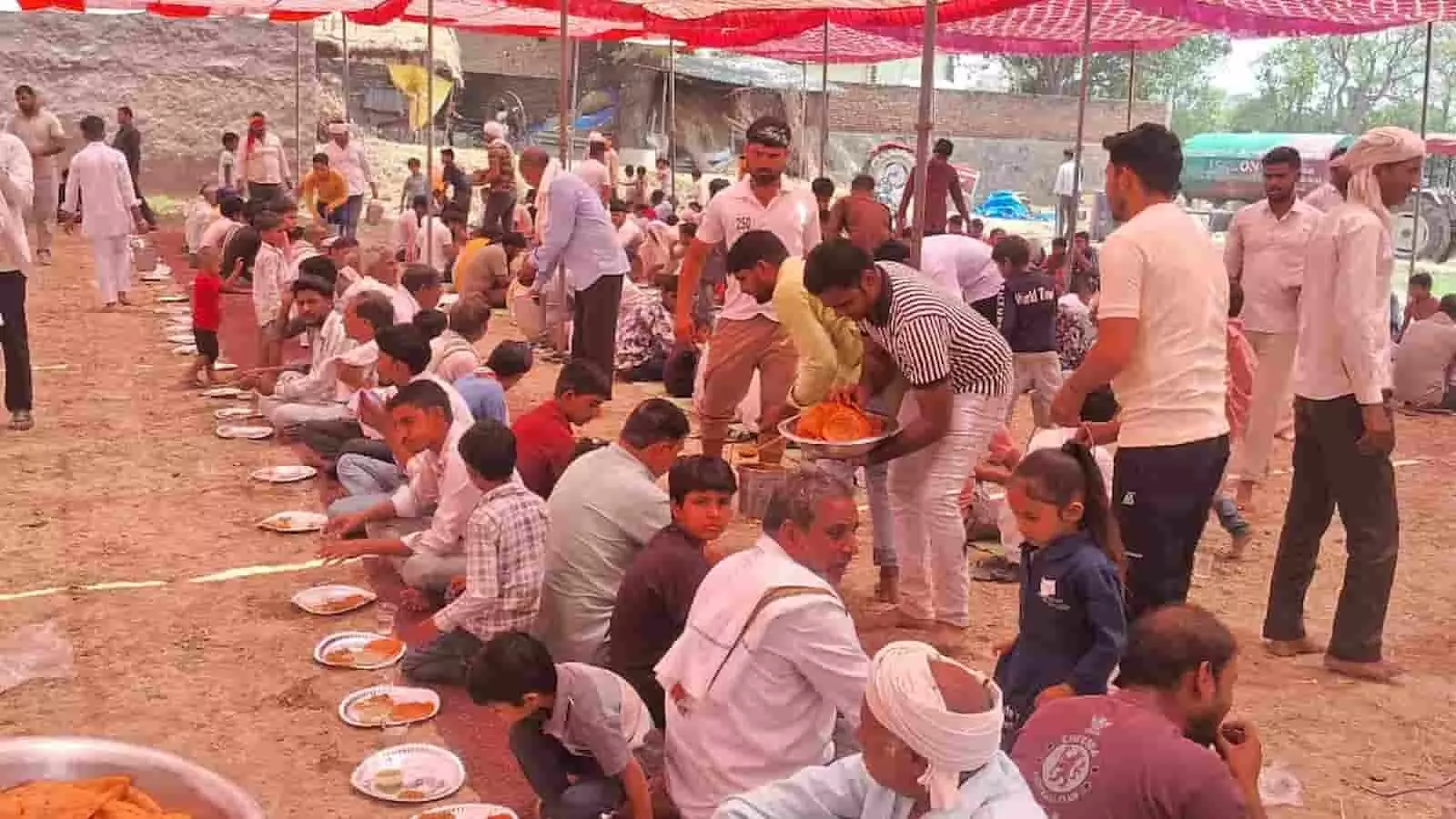 उमरा गाँव में भागवत सप्ताह समापन पर आयोजित विशाल भंडारे में भोजन करते श्रद्धालु। उमरा गाँव में भागवत सप्ताह समापन पर आयोजित विशाल भंडारे में भोजन करते श्रद्धालु।