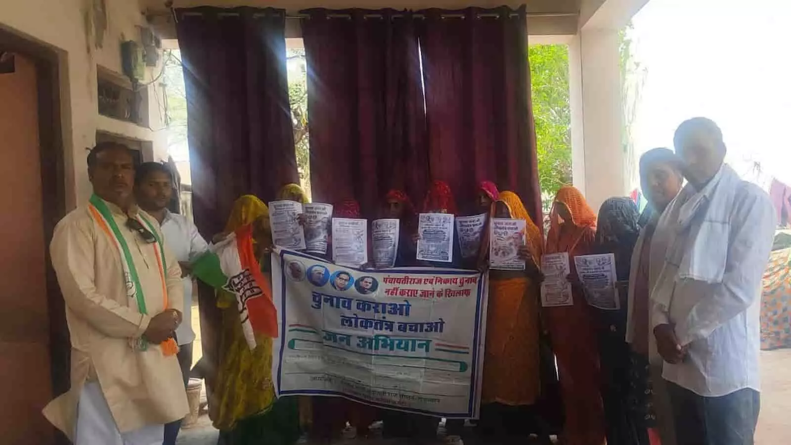सेमली ग्राम पंचायत में चुनाव की मांग का बैनर थामे कांग्रेस कार्यकर्ता और स्थानीय ग्रामीण। सेमली ग्राम पंचायत में चुनाव की मांग का बैनर थामे कांग्रेस कार्यकर्ता और स्थानीय ग्रामीण।