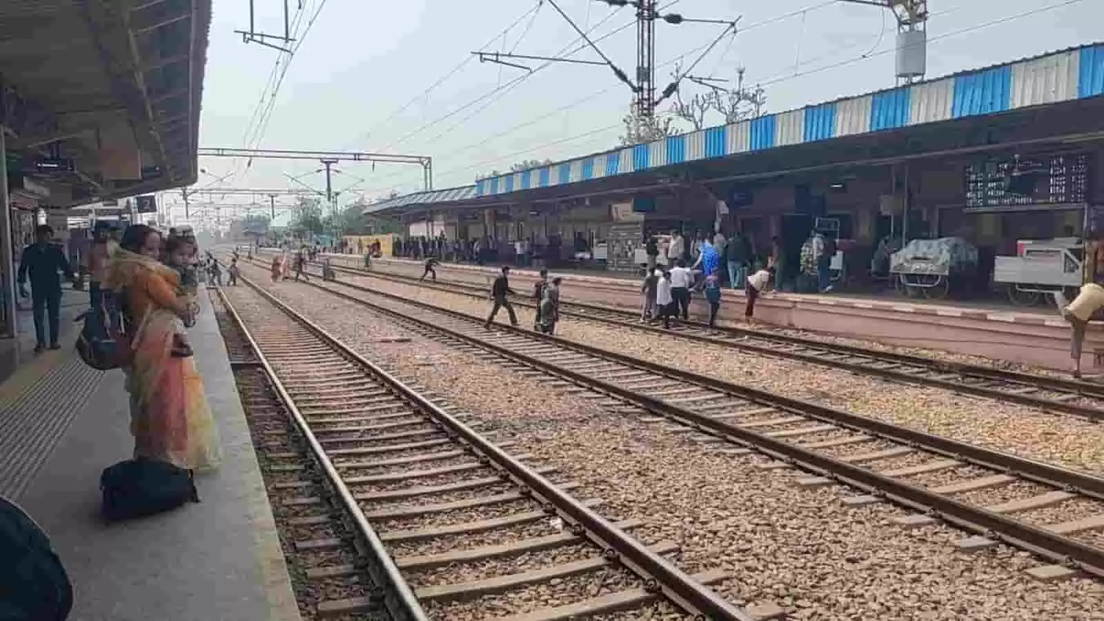 बयाना रेलवे स्टेशन पर यात्री ट्रेन के सामने से पटरी पार कर दूसरे प्लेटफॉर्म पर जा रहे हैं। बयाना रेलवे स्टेशन पर यात्री ट्रेन के सामने से पटरी पार कर दूसरे प्लेटफॉर्म पर जा रहे हैं।