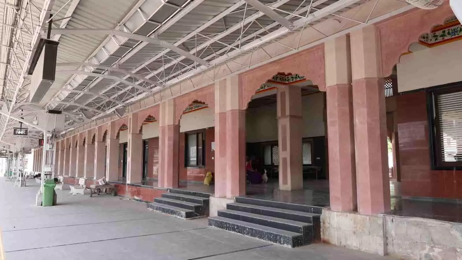 गोटन रेलवे स्टेशन के पुनर्विकसित प्लेटफॉर्म पर बने मेहराबदार खंभे और आधुनिक लोहे की छत वाली नई इमारत।