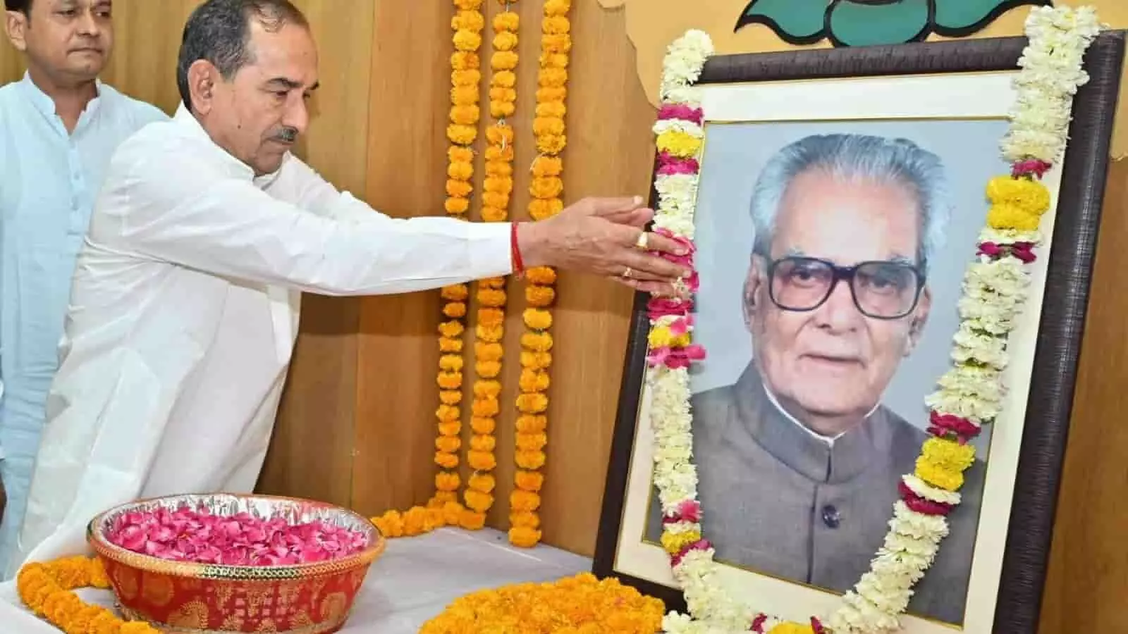 भाजपा प्रदेश कार्यालय जयपुर में पूर्व उपराष्ट्रपति भैरोंसिंह शेखावत के चित्र पर पुष्पांजलि अर्पित करते मदन राठौड़ भाजपा प्रदेश कार्यालय जयपुर में पूर्व उपराष्ट्रपति भैरोंसिंह शेखावत के चित्र पर पुष्पांजलि अर्पित करते मदन राठौड़