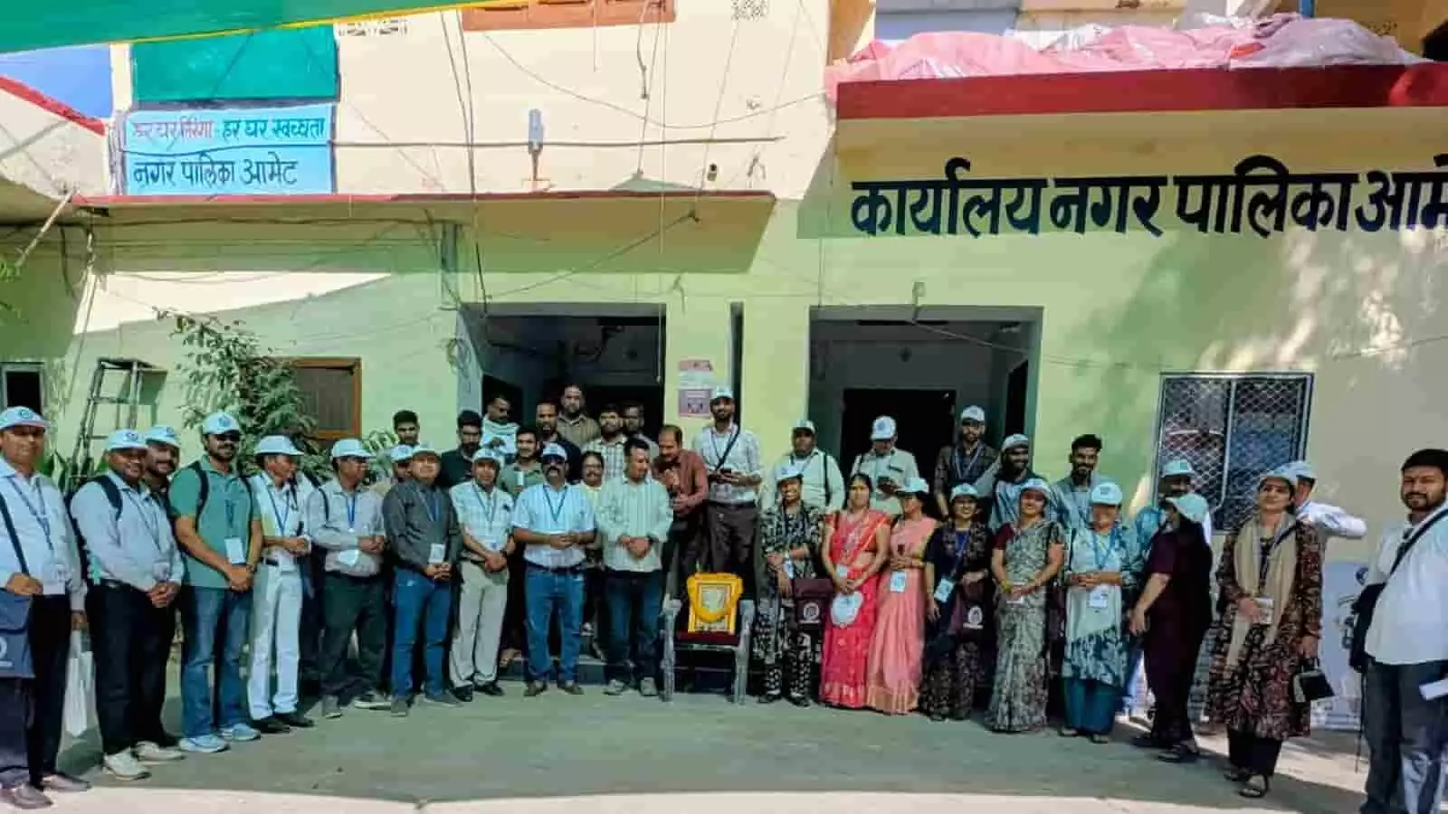 आमेट नगर पालिका कार्यालय के बाहर खड़ी जनगणना टीम और प्रशासनिक अधिकारी डिजिटल जनगणना अभियान के शुभारंभ के दौरान आमेट नगर पालिका कार्यालय के बाहर खड़ी जनगणना टीम और प्रशासनिक अधिकारी डिजिटल जनगणना अभियान के शुभारंभ के दौरान