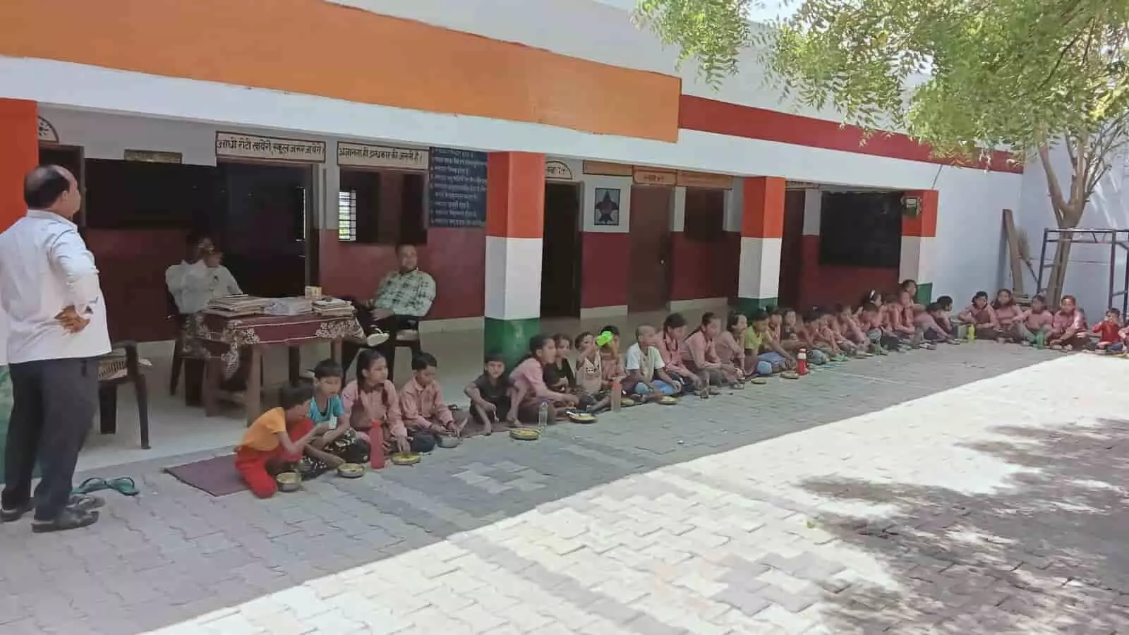अलीगंज के ग्राम मोर्चा स्कूल में जमीन पर बैठकर मिड डे मील खाते बच्चे और निरीक्षण करते अधिकारी। अलीगंज के ग्राम मोर्चा स्कूल में जमीन पर बैठकर मिड डे मील खाते बच्चे और निरीक्षण करते अधिकारी।