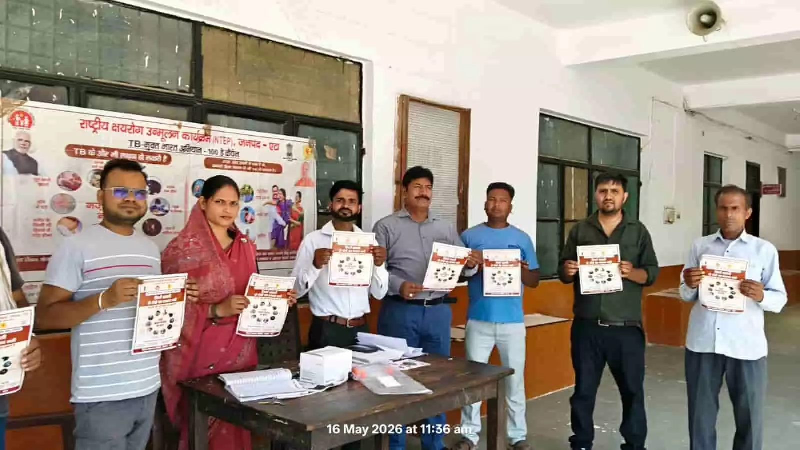 अलीगंज तहसील में स्वास्थ्य विभाग के कर्मचारी टीबी जागरूकता अभियान के पोस्टर दिखाते हुए। अलीगंज तहसील में स्वास्थ्य विभाग के कर्मचारी टीबी जागरूकता अभियान के पोस्टर दिखाते हुए।