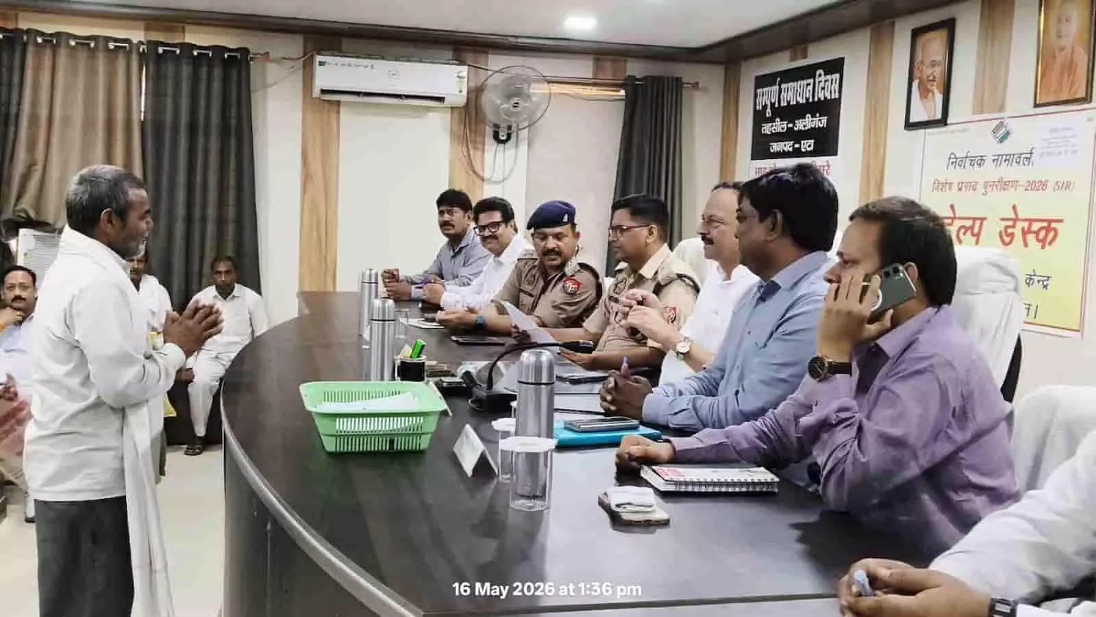 अलीगंज तहसील में मेज के पास खड़े फरियादी और समाधान दिवस में बैठे प्रशासनिक अधिकारी। अलीगंज तहसील में मेज के पास खड़े फरियादी और समाधान दिवस में बैठे प्रशासनिक अधिकारी।