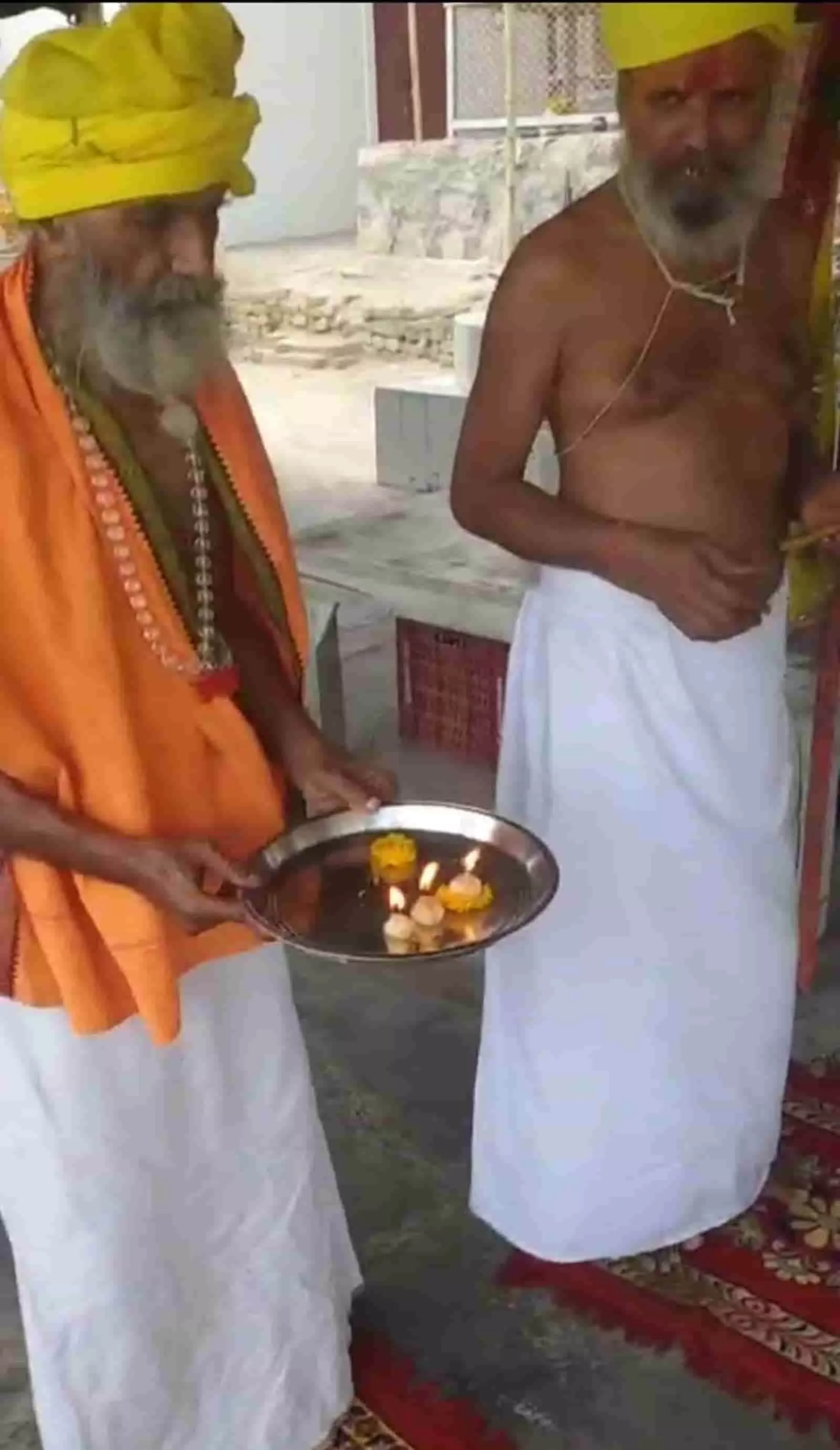 बारां के काठियाबाबा आश्रम में आरती की थाली पकड़े हुए संत आचार्य परमानंद। बारां के काठियाबाबा आश्रम में आरती की थाली पकड़े हुए संत आचार्य परमानंद।