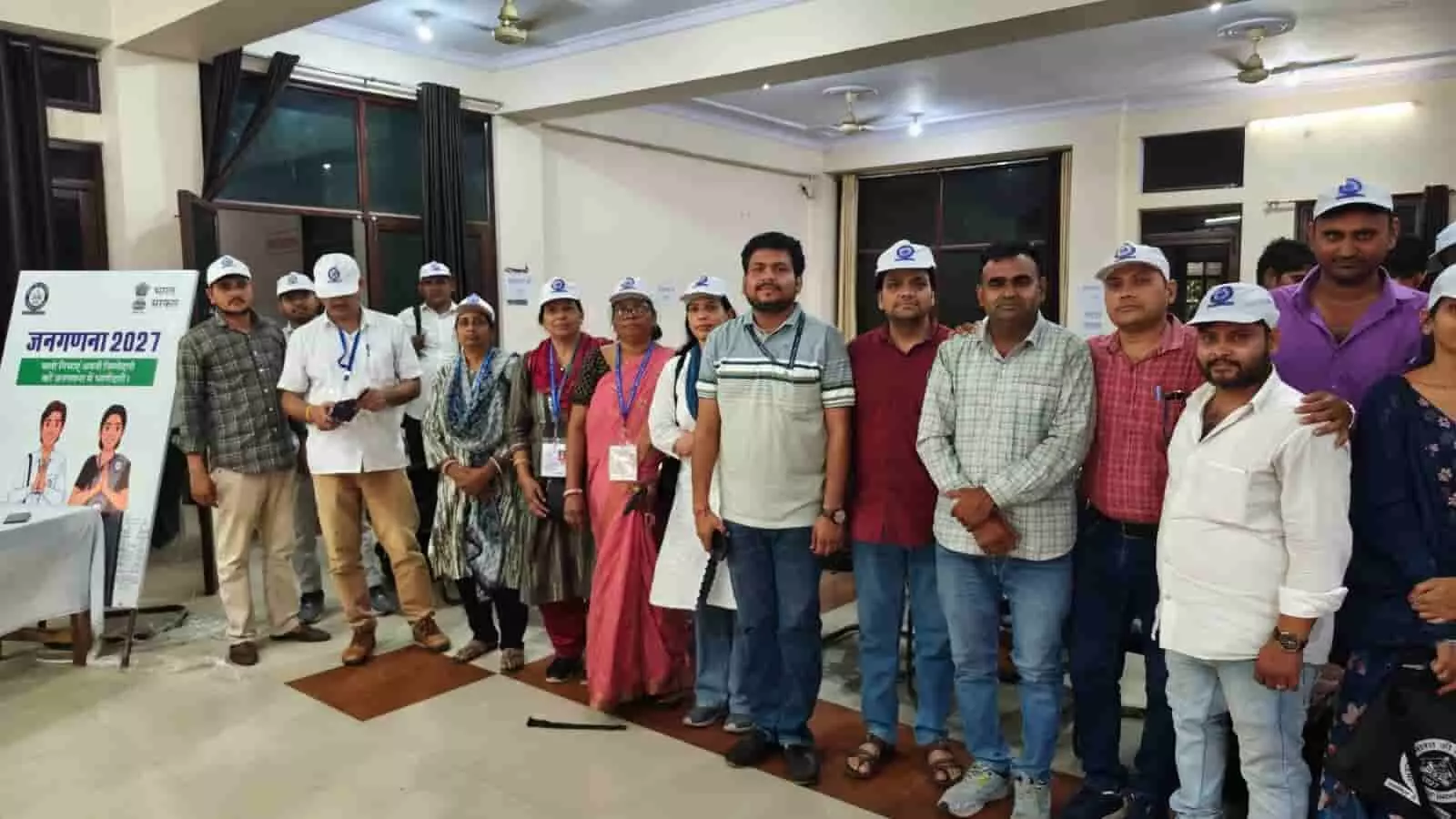 नगर परिषद परिसर में जनगणना 2027 के प्रगणक और अधिकारी किट वितरण कार्यक्रम के दौरान समूह में खड़े हैं। नगर परिषद परिसर में जनगणना 2027 के प्रगणक और अधिकारी किट वितरण कार्यक्रम के दौरान समूह में खड़े हैं।