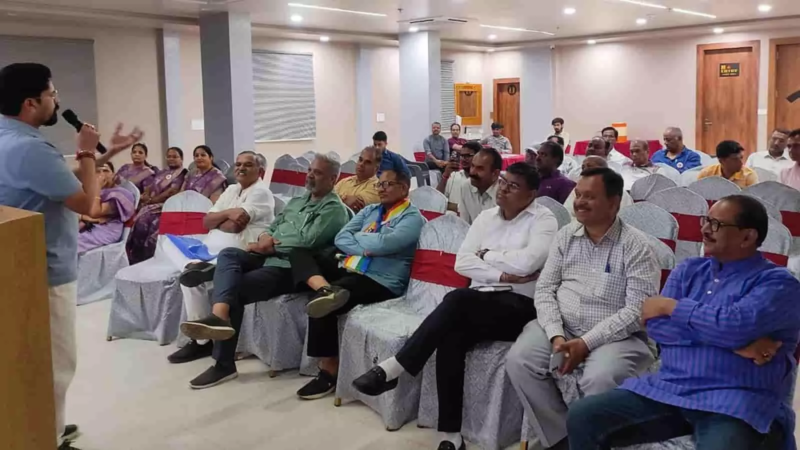 उदयपुर के होटल दी फॉर्चून में सर्व ओबीसी समाज महापंचायत के जागरूकता शिविर में उपस्थित कार्यकर्ता और अतिथि। उदयपुर के होटल दी फॉर्चून में सर्व ओबीसी समाज महापंचायत के जागरूकता शिविर में उपस्थित कार्यकर्ता और अतिथि।