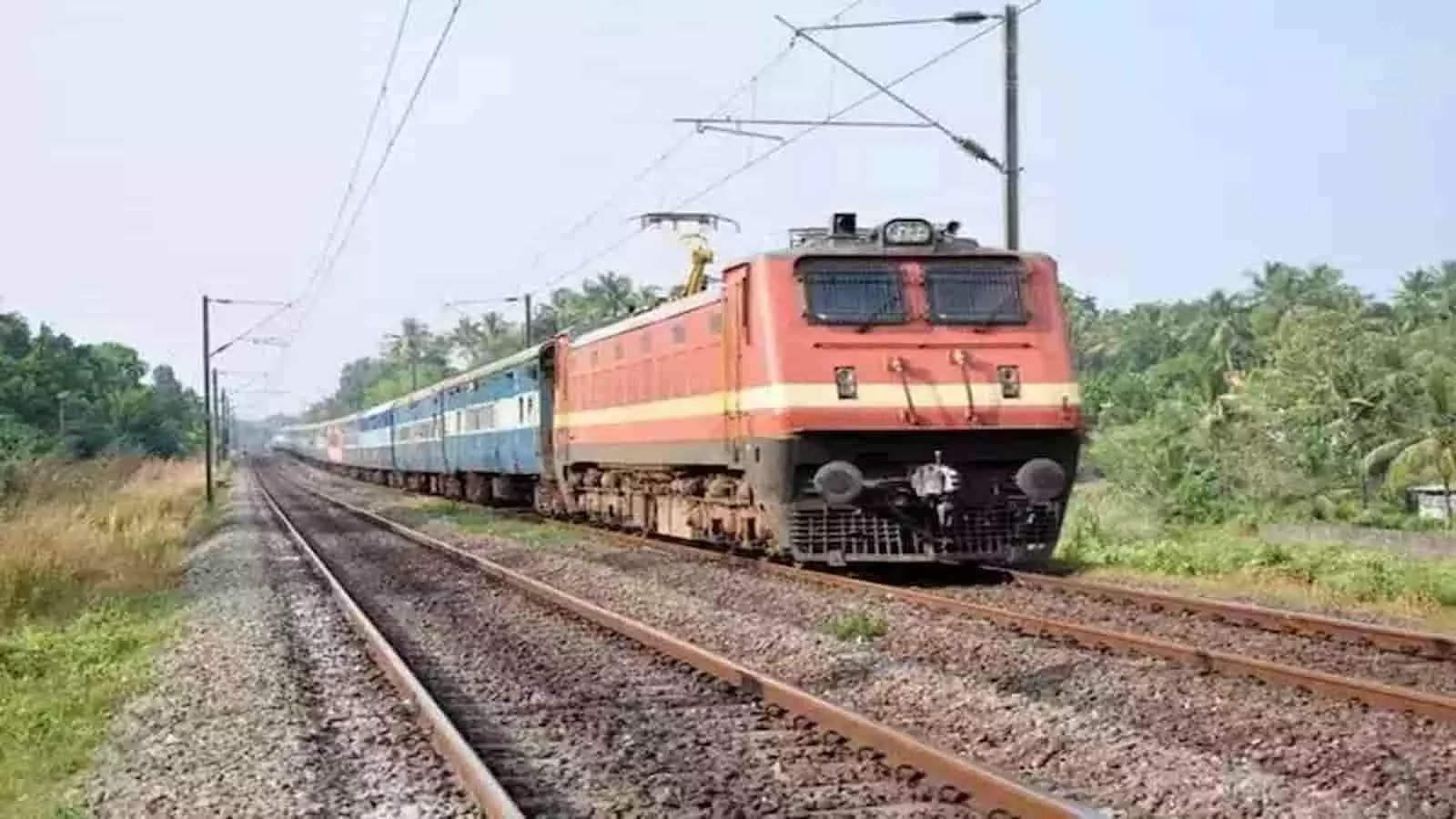 पटरी पर दौड़ती भारतीय रेल की अहमदाबाद वडोदरा इंटरसिटी एक्सप्रेस ट्रेन का दृश्य। पटरी पर दौड़ती भारतीय रेल की अहमदाबाद वडोदरा इंटरसिटी एक्सप्रेस ट्रेन का दृश्य।