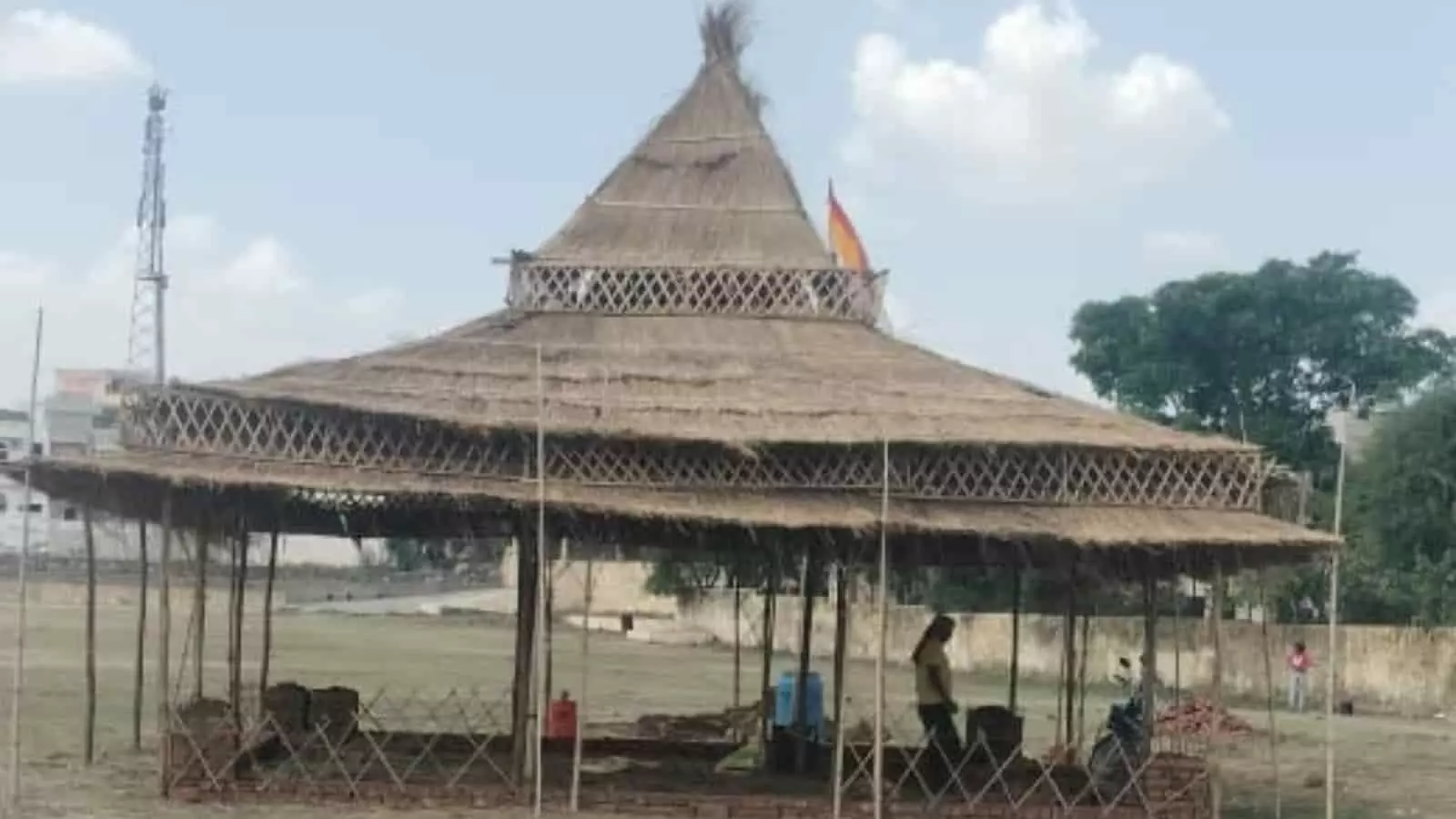 आमेट के हनुमान मंदिर परिसर में श्रीमद्भागवत कथा आयोजन हेतु तैयार की गई घास फूस की यज्ञशाला। आमेट के हनुमान मंदिर परिसर में श्रीमद्भागवत कथा आयोजन हेतु तैयार की गई घास फूस की यज्ञशाला।