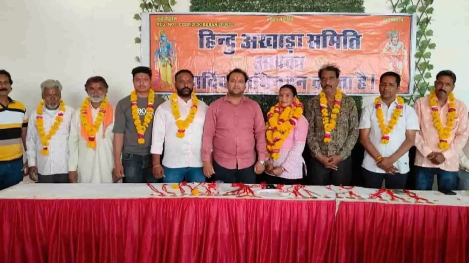 हिंदू अखाड़ा समिति के पदाधिकारी और सदस्य नई महिला इकाई की घोषणा के दौरान सामूहिक चित्र खिंचवाते हुए। हिंदू अखाड़ा समिति के पदाधिकारी और सदस्य नई महिला इकाई की घोषणा के दौरान सामूहिक चित्र खिंचवाते हुए।