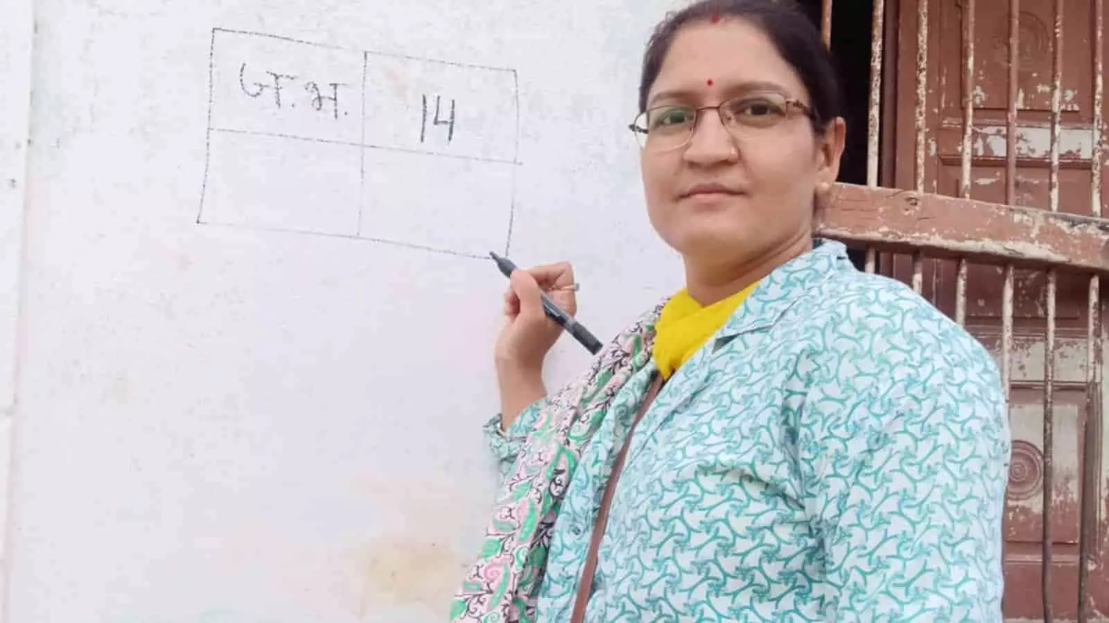 मावली में जनगणना के दौरान दीवार पर चाक से घर का नंबर लिखती हुई महिला कर्मचारी। मावली में जनगणना के दौरान दीवार पर चाक से घर का नंबर लिखती हुई महिला कर्मचारी।