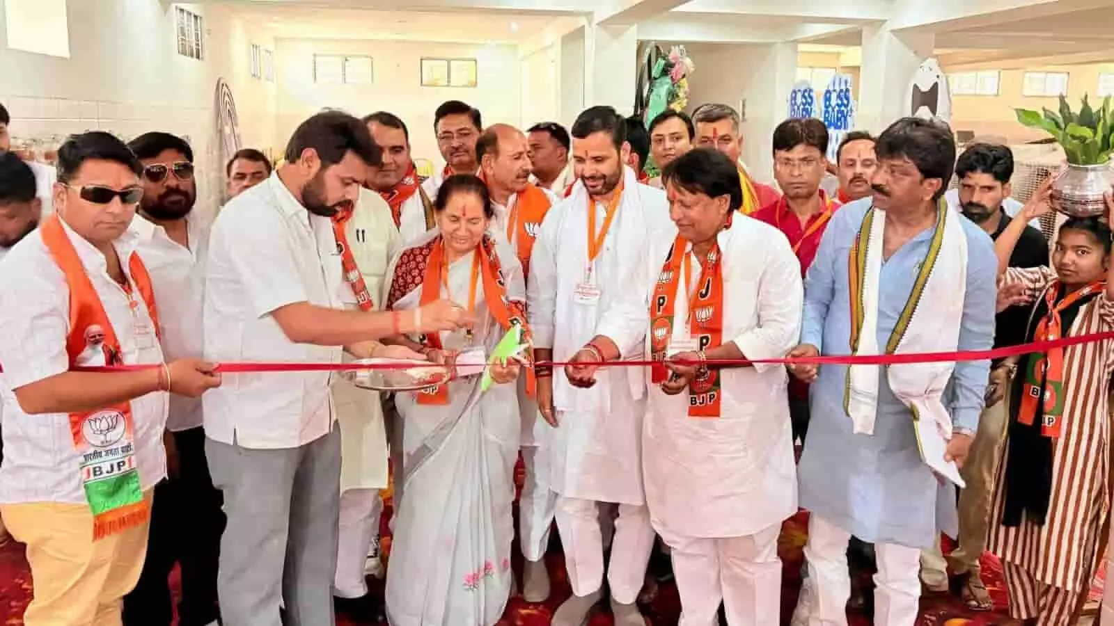 सवाई माधोपुर के बौली में भाजपा नेता और कार्यकर्ता फीता काटकर जिला प्रशिक्षण वर्ग का उद्घाटन करते हुए। सवाई माधोपुर के बौली में भाजपा नेता और कार्यकर्ता फीता काटकर जिला प्रशिक्षण वर्ग का उद्घाटन करते हुए।