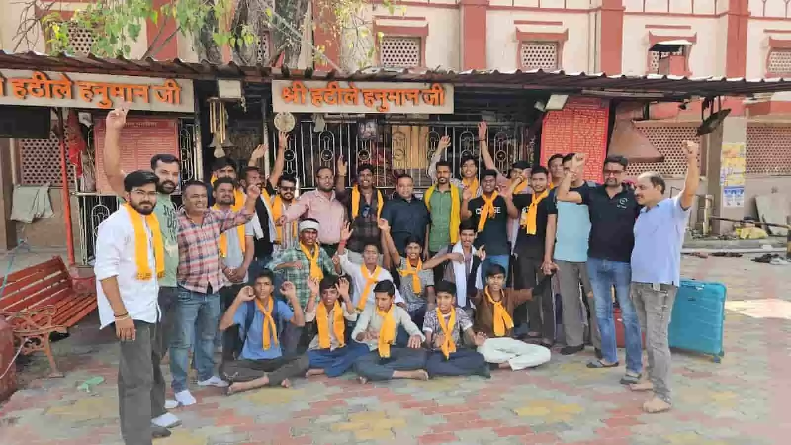 गुलाबपुरा में शौर्य प्रशिक्षण वर्ग के लिए जाते बजरंग दल कार्यकर्ता भीलवाड़ा हनुमान मंदिर के बाहर। गुलाबपुरा में शौर्य प्रशिक्षण वर्ग के लिए जाते बजरंग दल कार्यकर्ता भीलवाड़ा हनुमान मंदिर के बाहर।